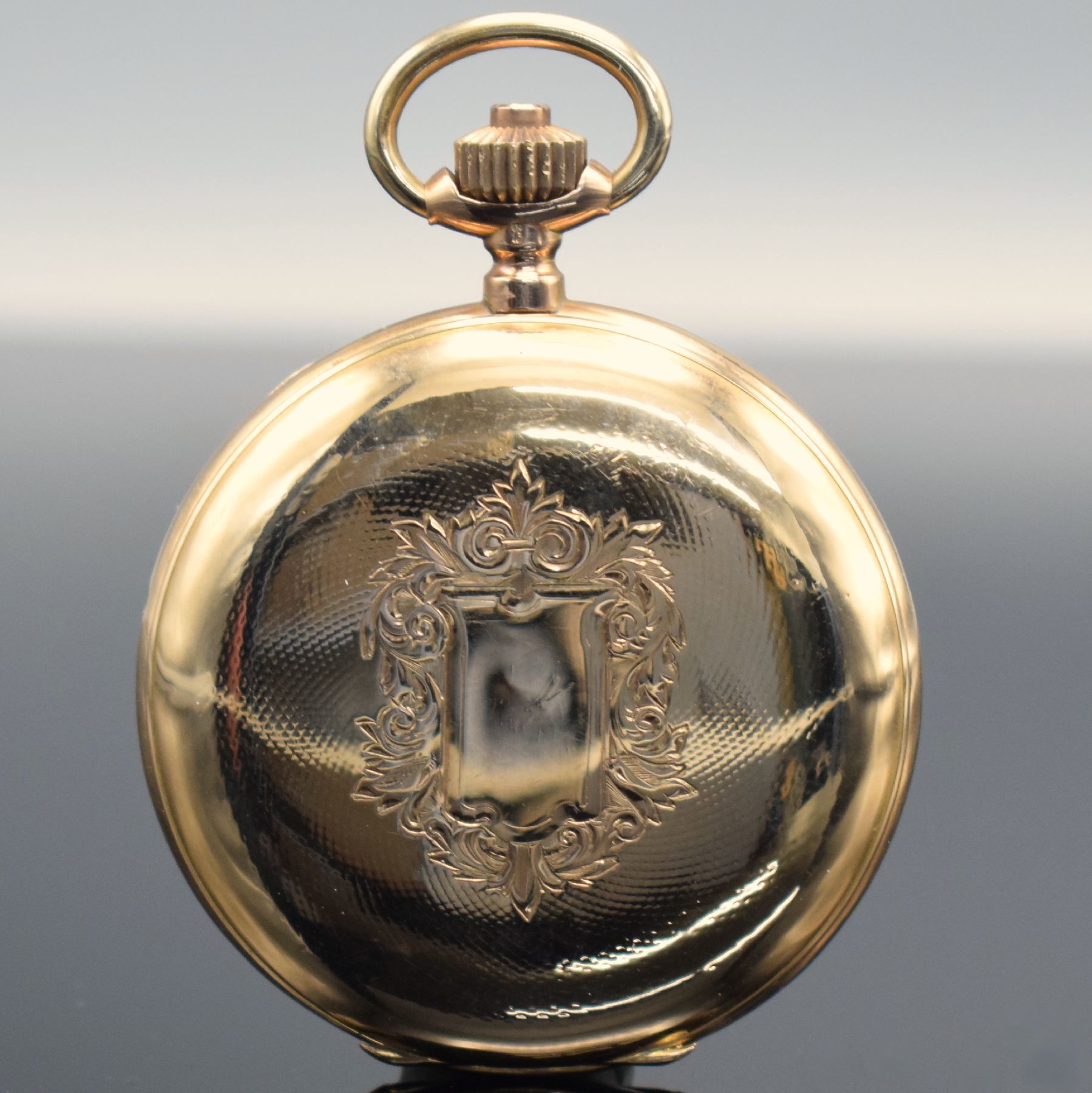 Detail b: Herrensavonette in RG 585/000, Schweiz um 1900, beids. guill. Geh. dell., Sprungdeckel m. Monogrammspiegel, Metallcuvette, Emailzifferbl. m. röm. ...