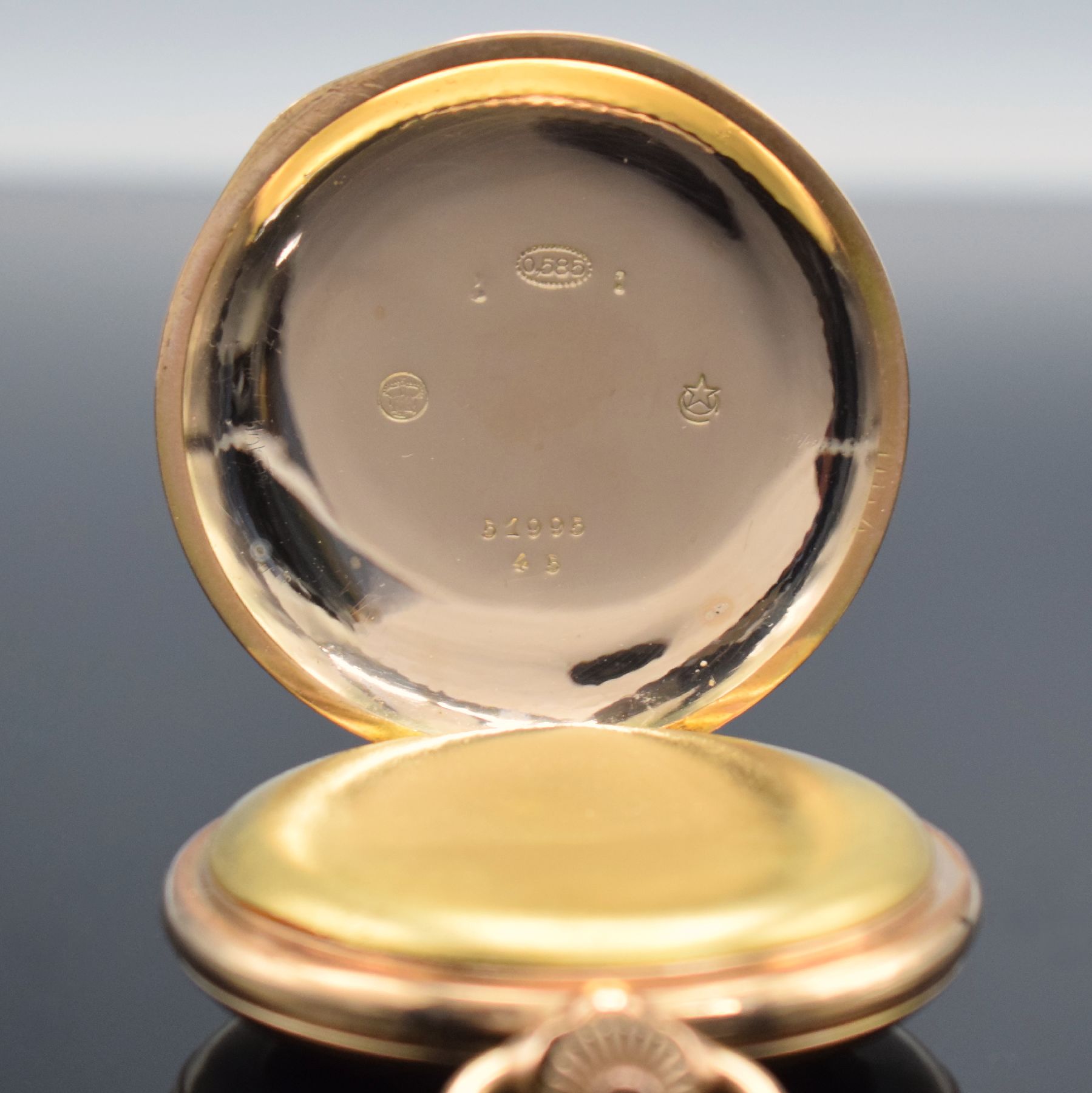 Detail c: Herrensavonette in RG 585/000, Schweiz um 1900, beids. guill. Geh. dell., Sprungdeckel m. Monogrammspiegel, Metallcuvette, Emailzifferbl. m. röm. ...