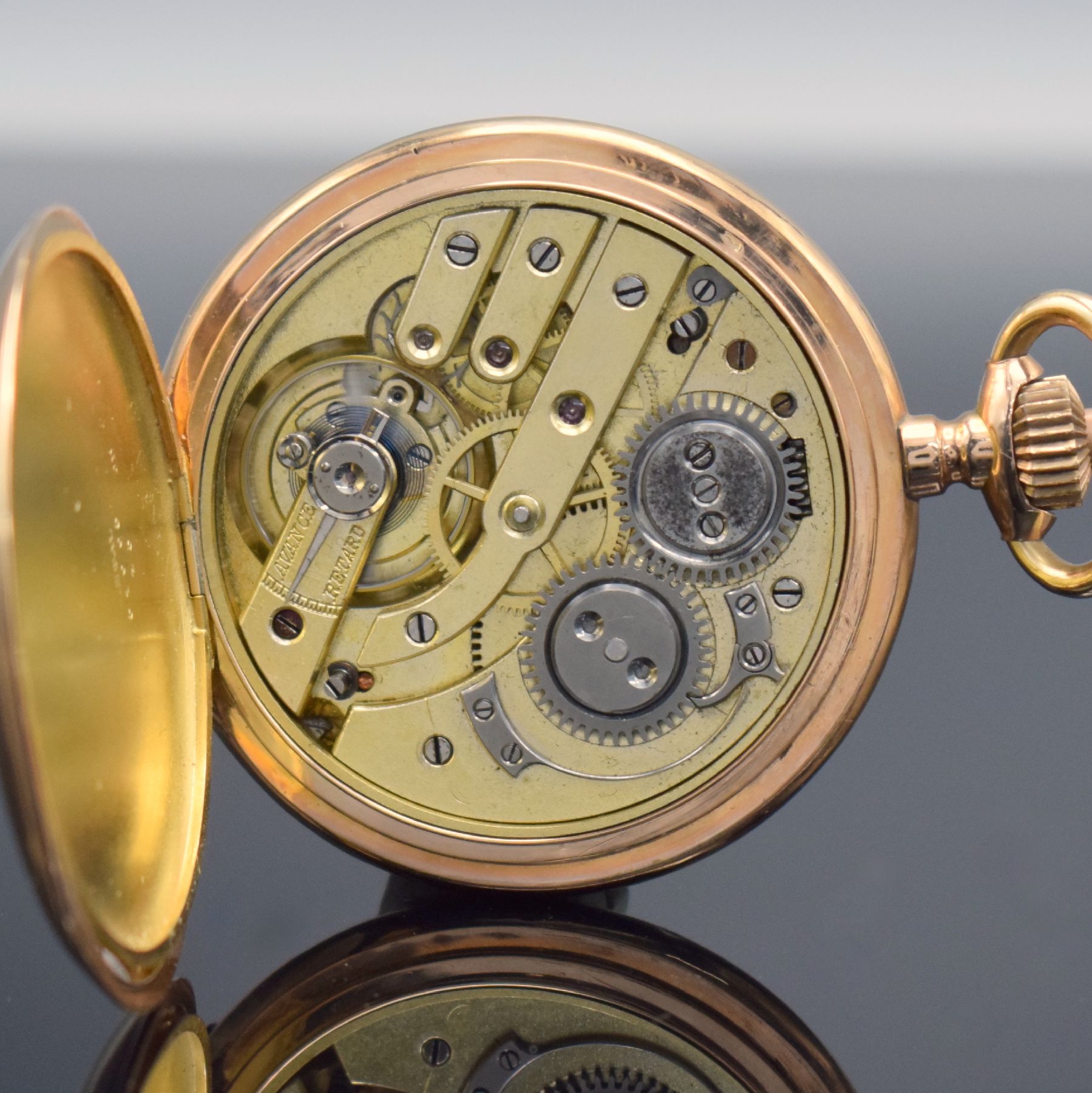Detail d: Herrensavonette in RG 585/000, Schweiz um 1900, beids. guill. Geh. dell., Sprungdeckel m. Monogrammspiegel, Metallcuvette, Emailzifferbl. m. röm. ...
