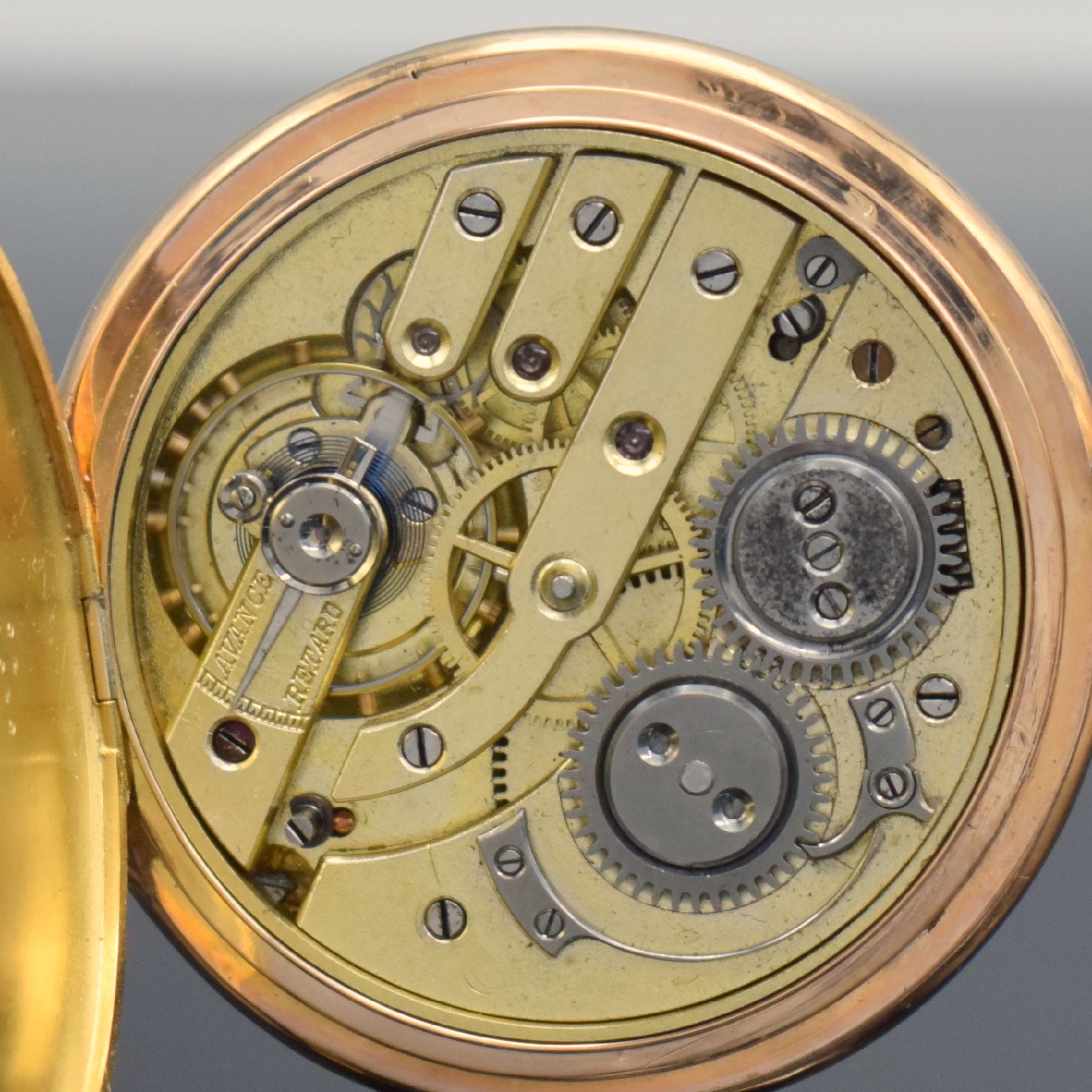 Detail e: Herrensavonette in RG 585/000, Schweiz um 1900, beids. guill. Geh. dell., Sprungdeckel m. Monogrammspiegel, Metallcuvette, Emailzifferbl. m. röm. ...