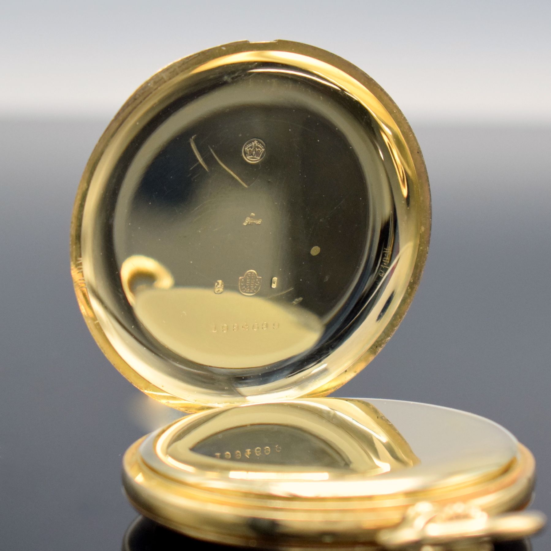 Detail c: Herrensavonette signiert MOERIS in GG 585/000, Schweiz um 1900, 3 Deckel-Goldgeh. l. dell., Emailzifferbl. m. arab. Zahlen, gebl. Zeiger teils korr., ...