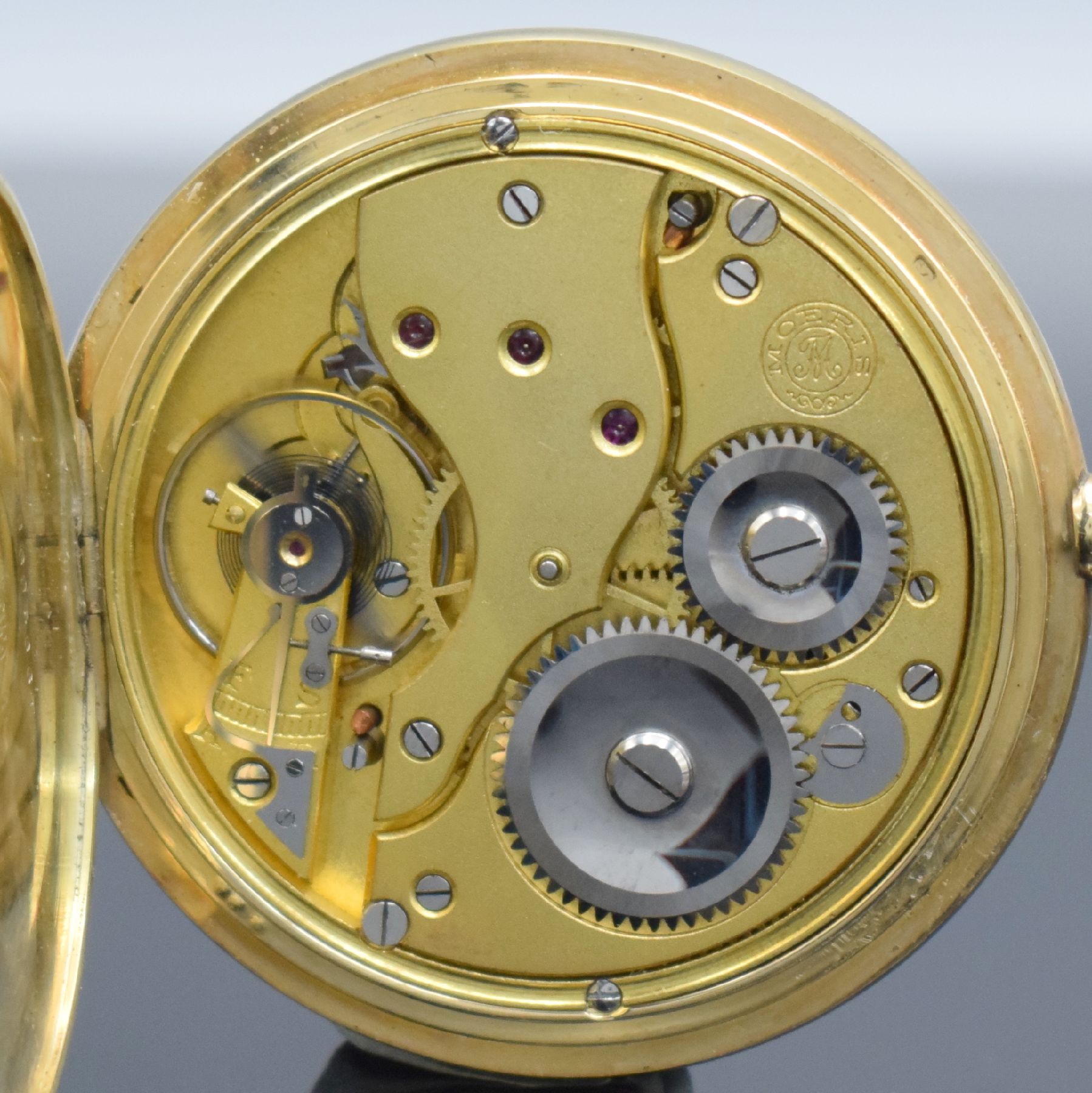 Detail e: Herrensavonette signiert MOERIS in GG 585/000, Schweiz um 1900, 3 Deckel-Goldgeh. l. dell., Emailzifferbl. m. arab. Zahlen, gebl. Zeiger teils korr., ...