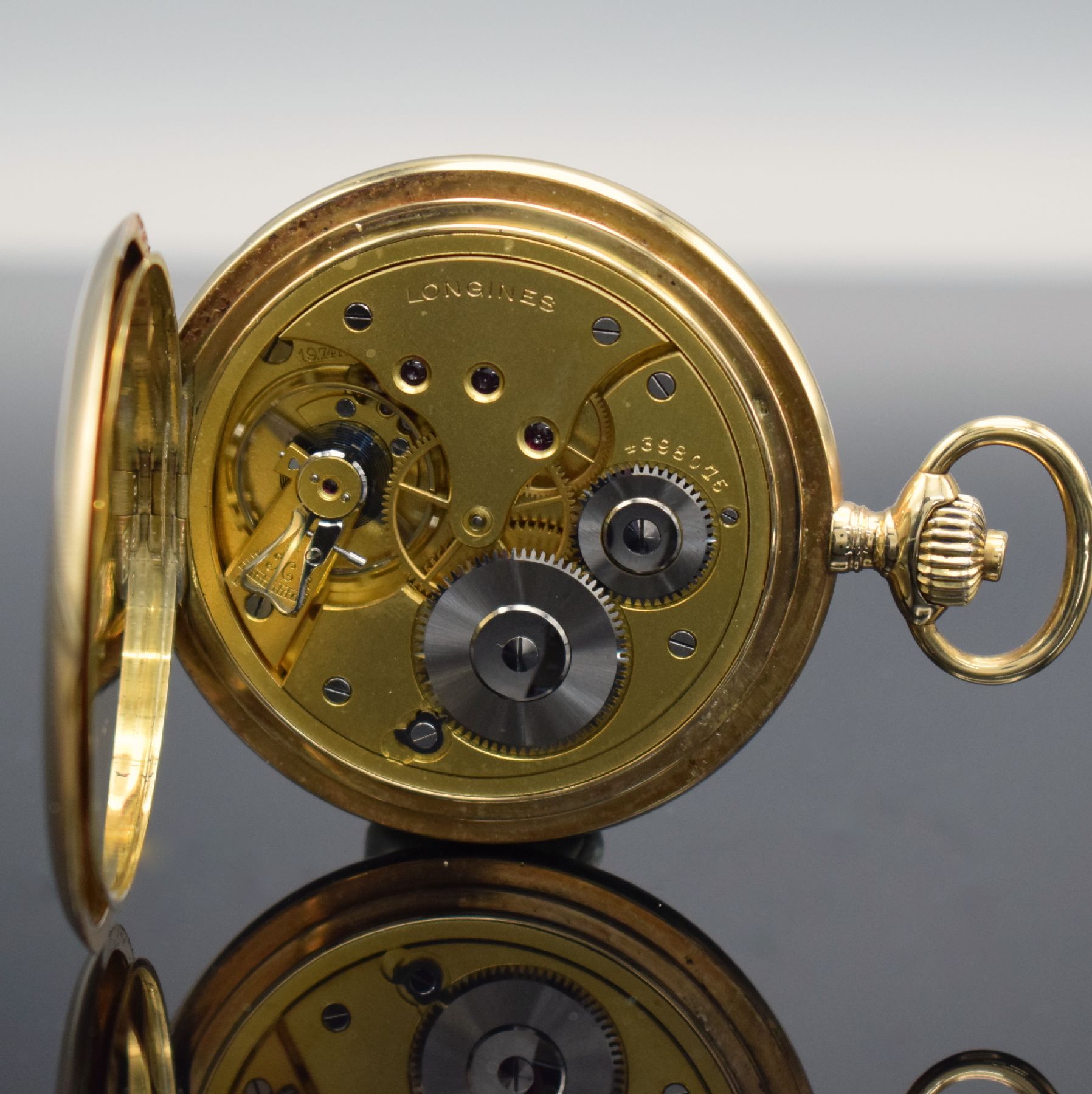 Detail d: LONGINES Herrensavonette in GG 585/000, Schweiz um 1925, 3-Deckel Goldgeh. dell., Emailzifferbl. m. arab. Zahlen, gebl. Breguet-Zeiger, kl. Sek. b. ...