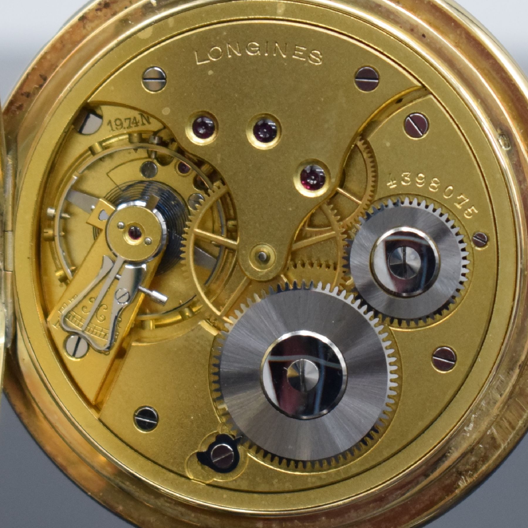 Detail e: LONGINES Herrensavonette in GG 585/000, Schweiz um 1925, 3-Deckel Goldgeh. dell., Emailzifferbl. m. arab. Zahlen, gebl. Breguet-Zeiger, kl. Sek. b. ...