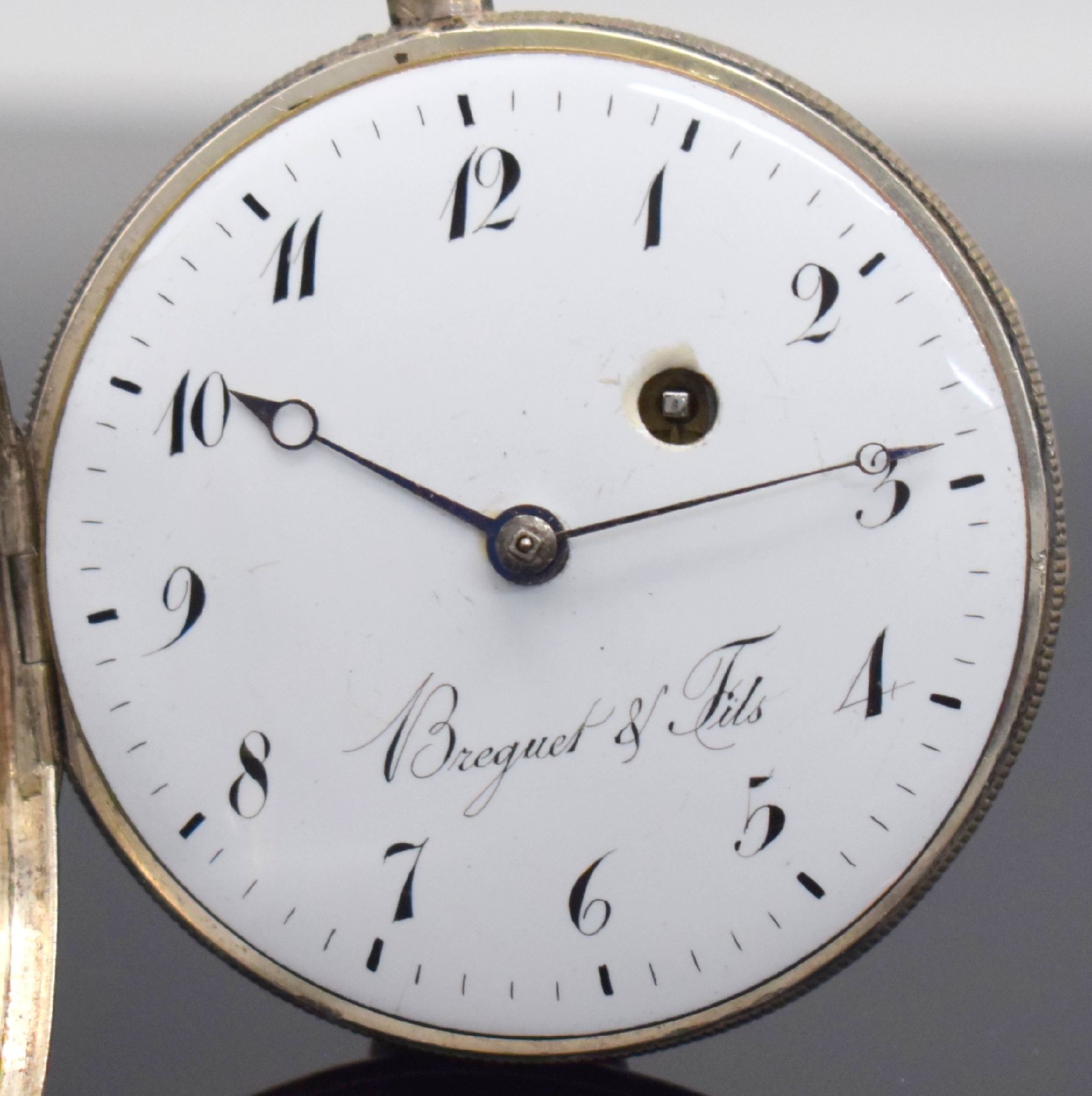 Detail b: Offene Spindeltaschenuhr bezeichnet Breguet & Fils mit 1/4-Stunden-Repetition, Schweiz um 1820, Scharnierboden & Glasrand, Emailzifferbl. m. arab. ...