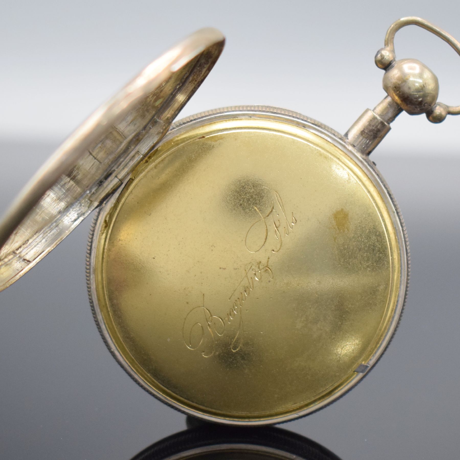 Detail e: Offene Spindeltaschenuhr bezeichnet Breguet & Fils mit 1/4-Stunden-Repetition, Schweiz um 1820, Scharnierboden & Glasrand, Emailzifferbl. m. arab. ...