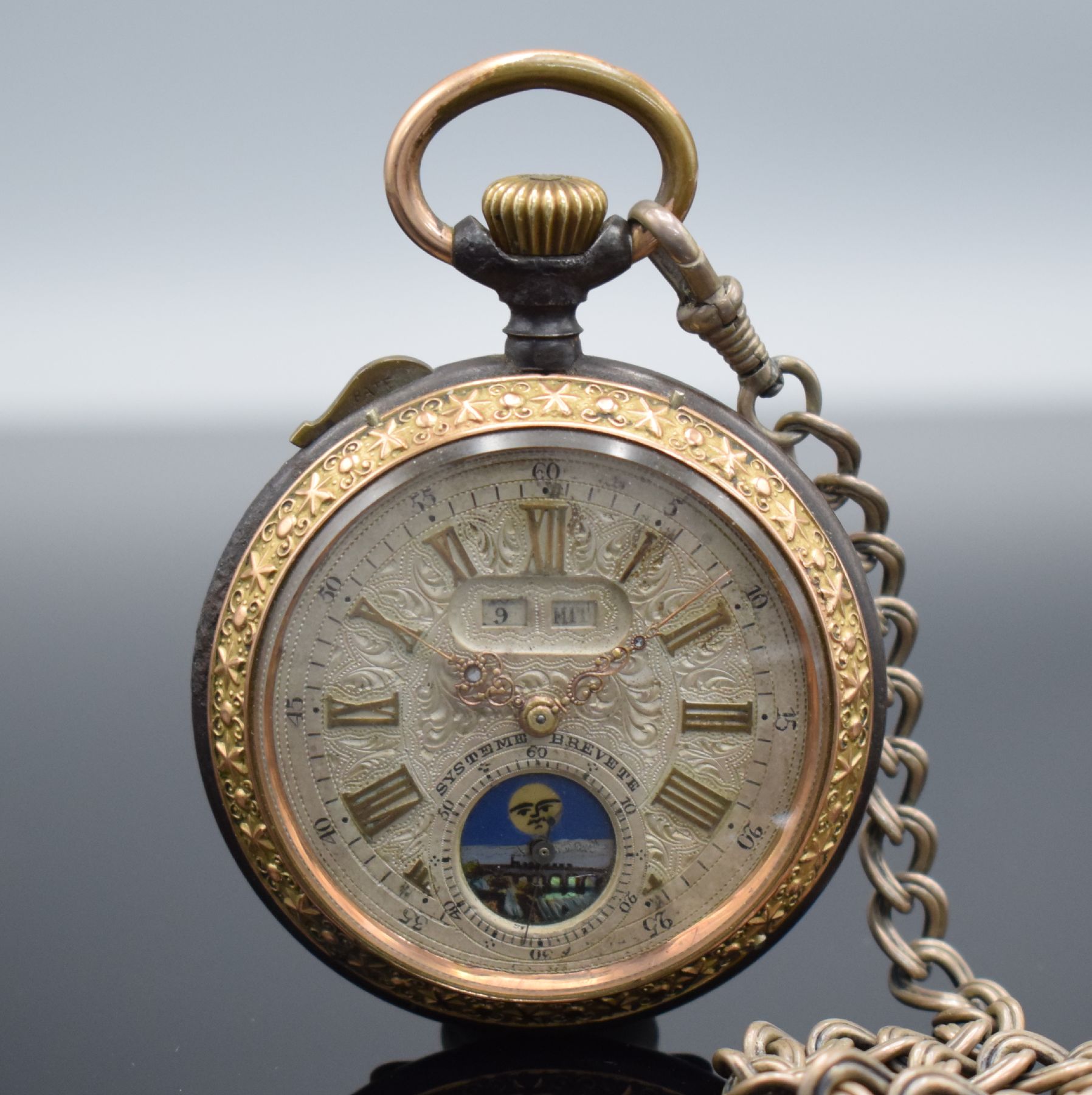 Offene Taschenuhr mit Mondphase und Silberkette, Schweiz um 1900, brüniertes Geh. floral dekoriert & verg., Metallzifferbl. m. röm. Zahlen, gold. ...