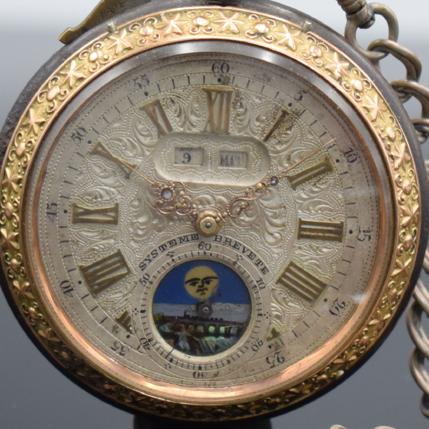 Detail a: Offene Taschenuhr mit Mondphase und Silberkette, Schweiz um 1900, brüniertes Geh. floral dekoriert & verg., Metallzifferbl. m. röm. Zahlen, gold. ...