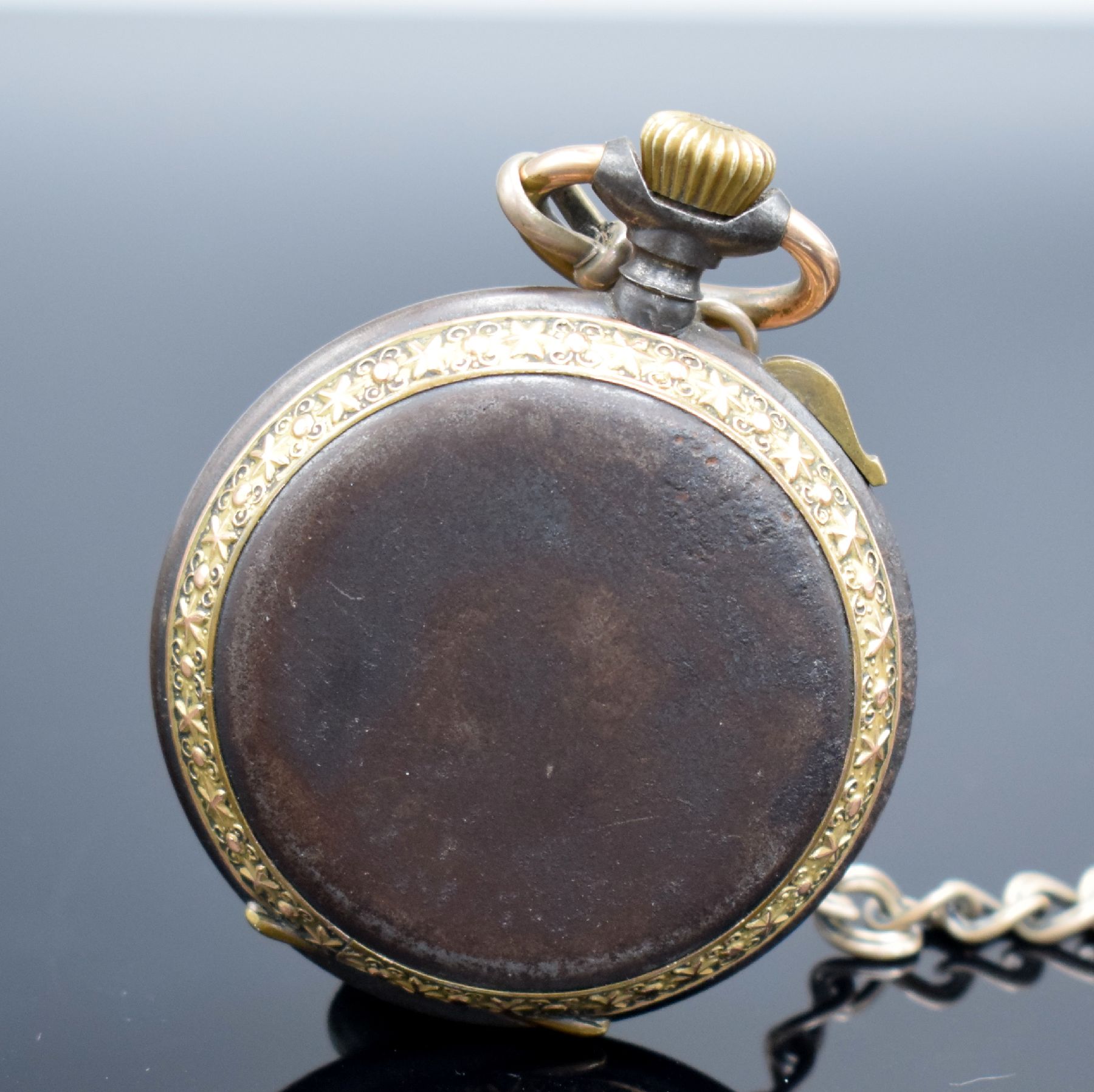 Detail c: Offene Taschenuhr mit Mondphase und Silberkette, Schweiz um 1900, brüniertes Geh. floral dekoriert & verg., Metallzifferbl. m. röm. Zahlen, gold. ...