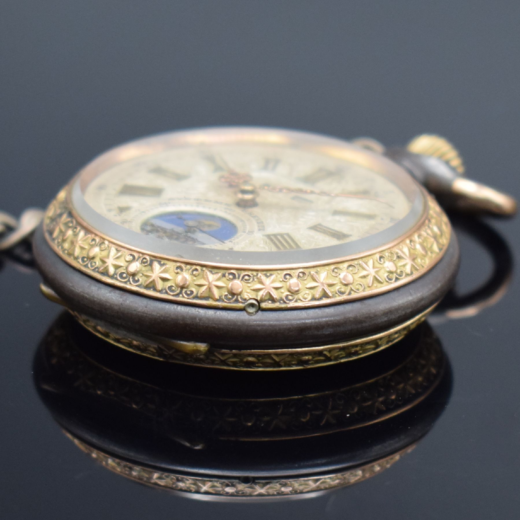 Detail e: Offene Taschenuhr mit Mondphase und Silberkette, Schweiz um 1900, brüniertes Geh. floral dekoriert & verg., Metallzifferbl. m. röm. Zahlen, gold. ...