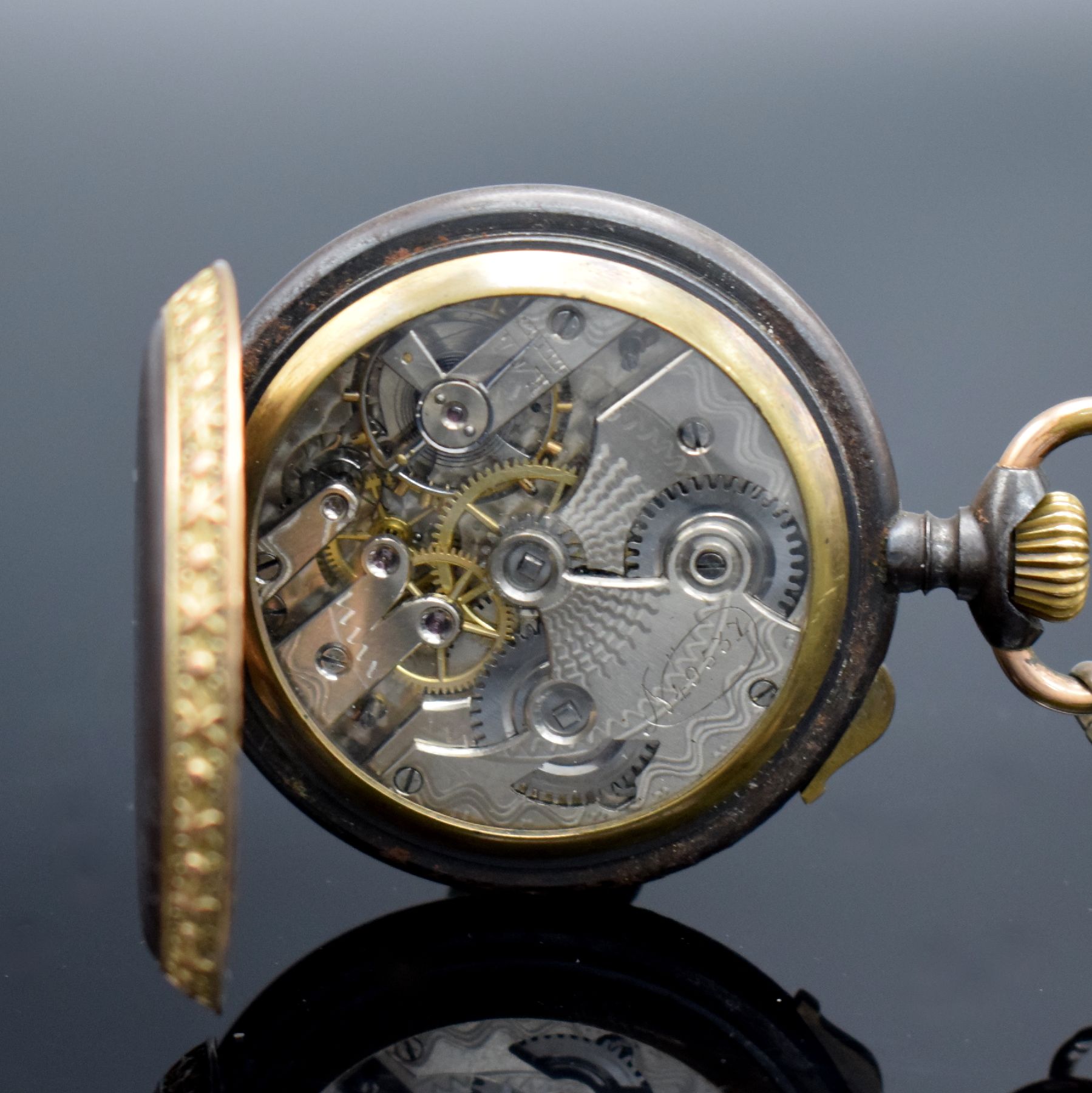 Detail f: Offene Taschenuhr mit Mondphase und Silberkette, Schweiz um 1900, brüniertes Geh. floral dekoriert & verg., Metallzifferbl. m. röm. Zahlen, gold. ...