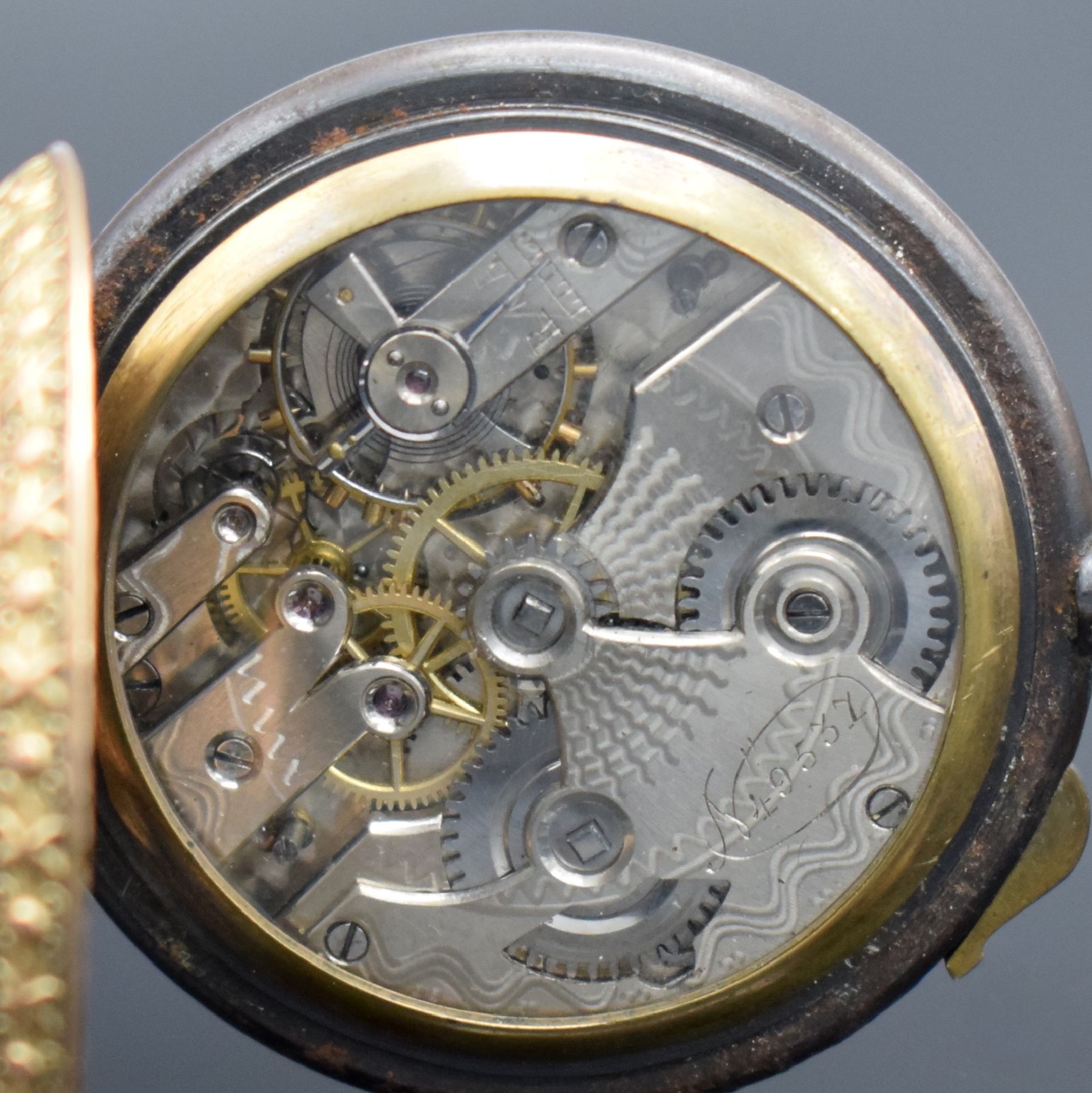 Detail g: Offene Taschenuhr mit Mondphase und Silberkette, Schweiz um 1900, brüniertes Geh. floral dekoriert & verg., Metallzifferbl. m. röm. Zahlen, gold. ...