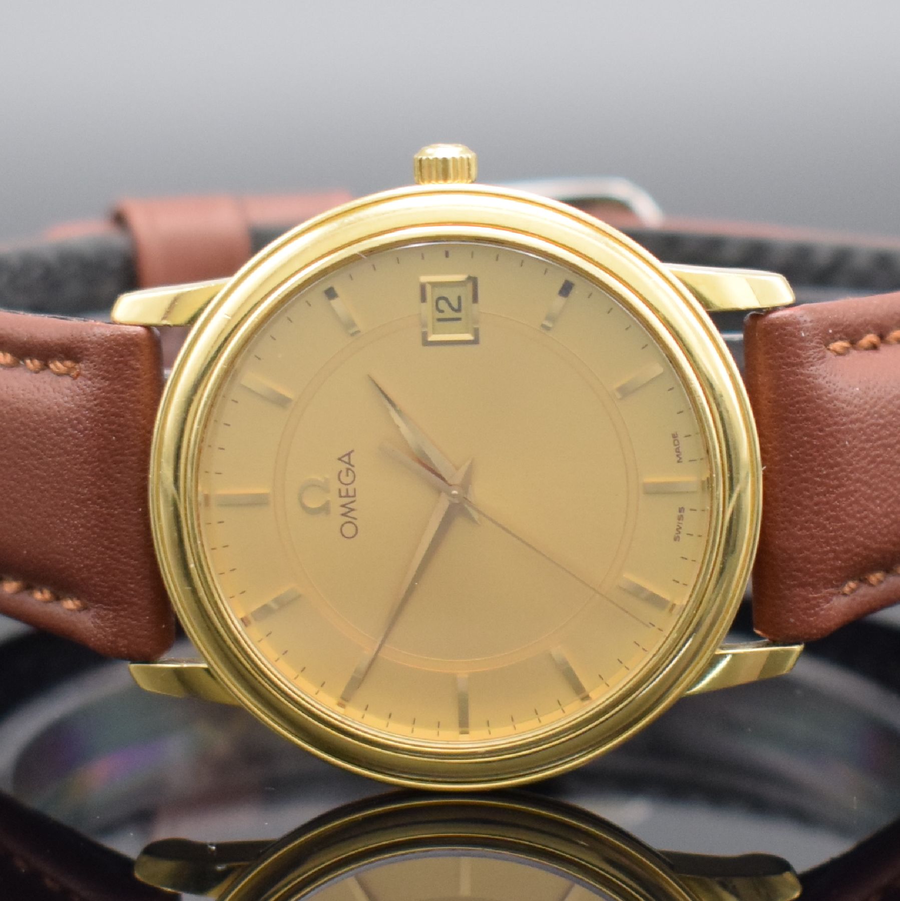 Detail a: OMEGA Herrenarmbanduhr in GG 750/000, Schweiz um 2000, quarz, Ref. 1961050/3961050, 2-tlg. Geh., Boden aufgedr., gold. Zifferbl. m. gold. Ind. & ...