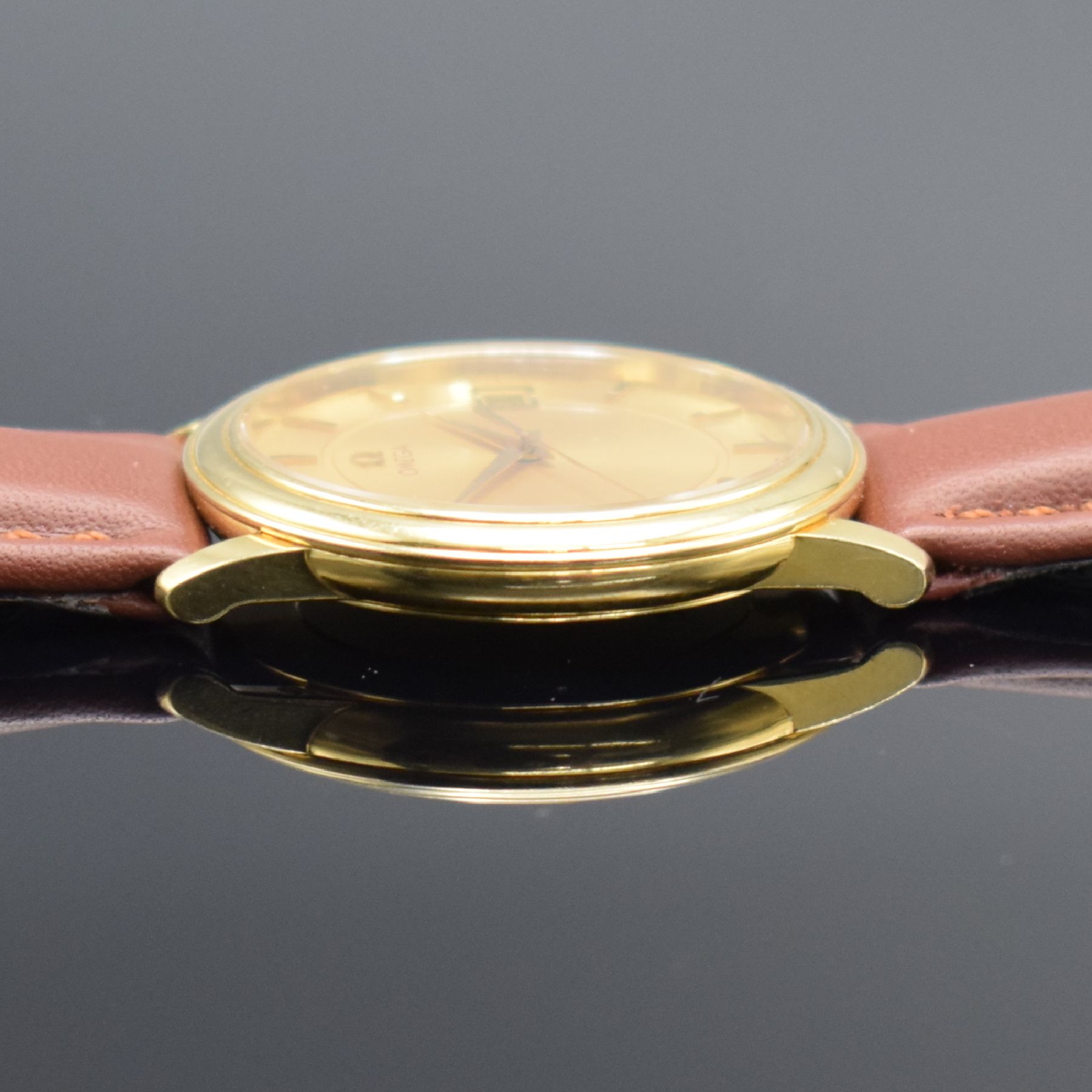 Detail e: OMEGA Herrenarmbanduhr in GG 750/000, Schweiz um 2000, quarz, Ref. 1961050/3961050, 2-tlg. Geh., Boden aufgedr., gold. Zifferbl. m. gold. Ind. & ...
