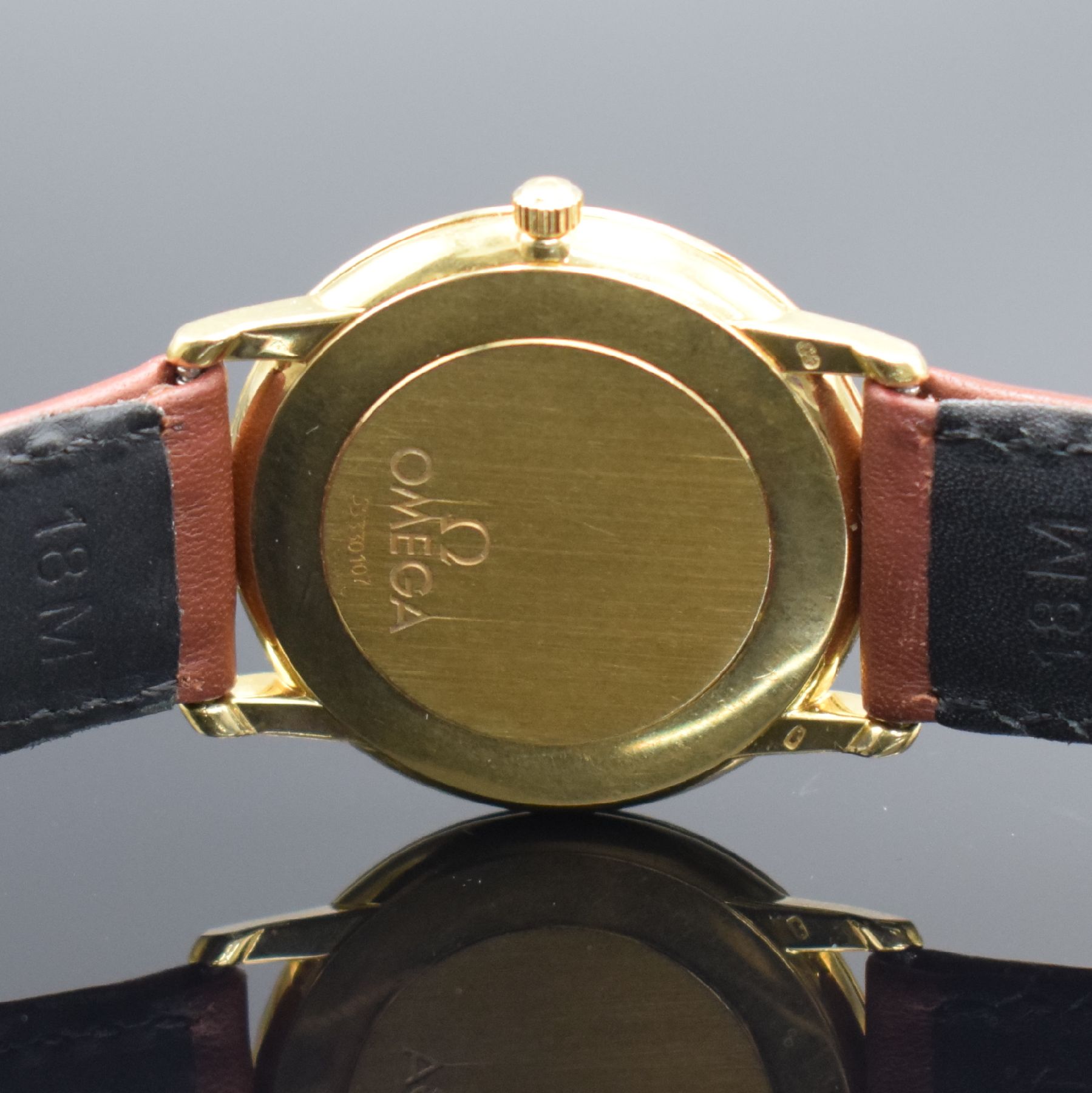 Detail f: OMEGA Herrenarmbanduhr in GG 750/000, Schweiz um 2000, quarz, Ref. 1961050/3961050, 2-tlg. Geh., Boden aufgedr., gold. Zifferbl. m. gold. Ind. & ...