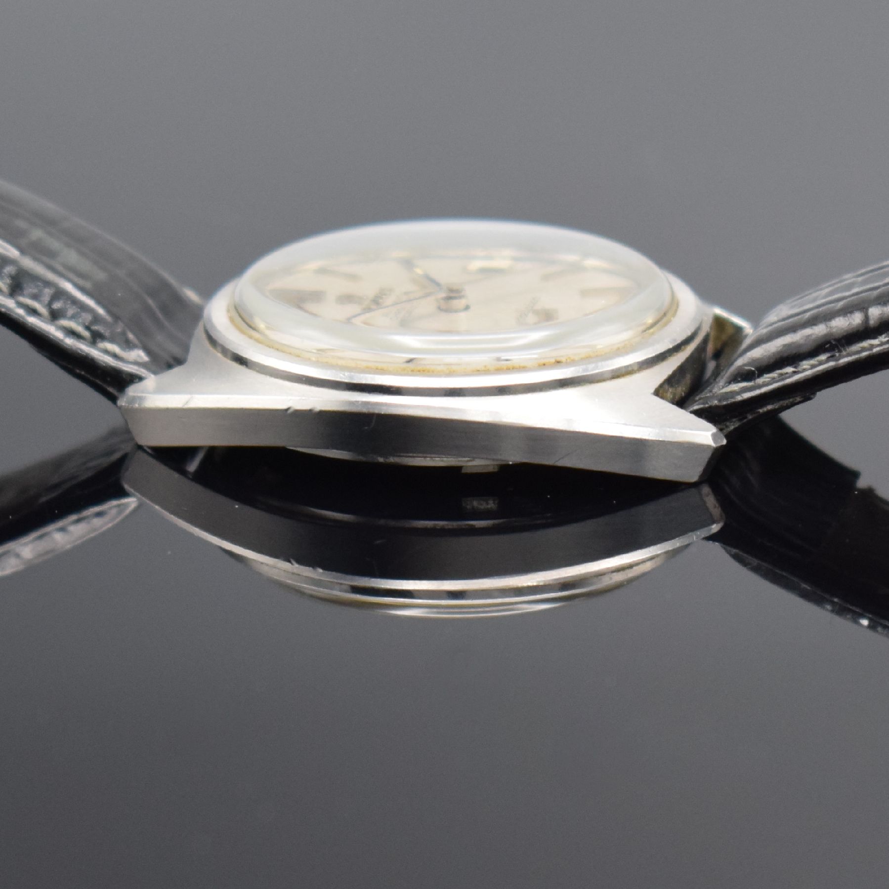 Detail d: OMEGA Constellation Chronometer Armbanduhr in Stahl Referenz 168.017 SP, Schweiz um 1969, Automatik, Boden m. Darst. Sternwarte verschr., silb. ...