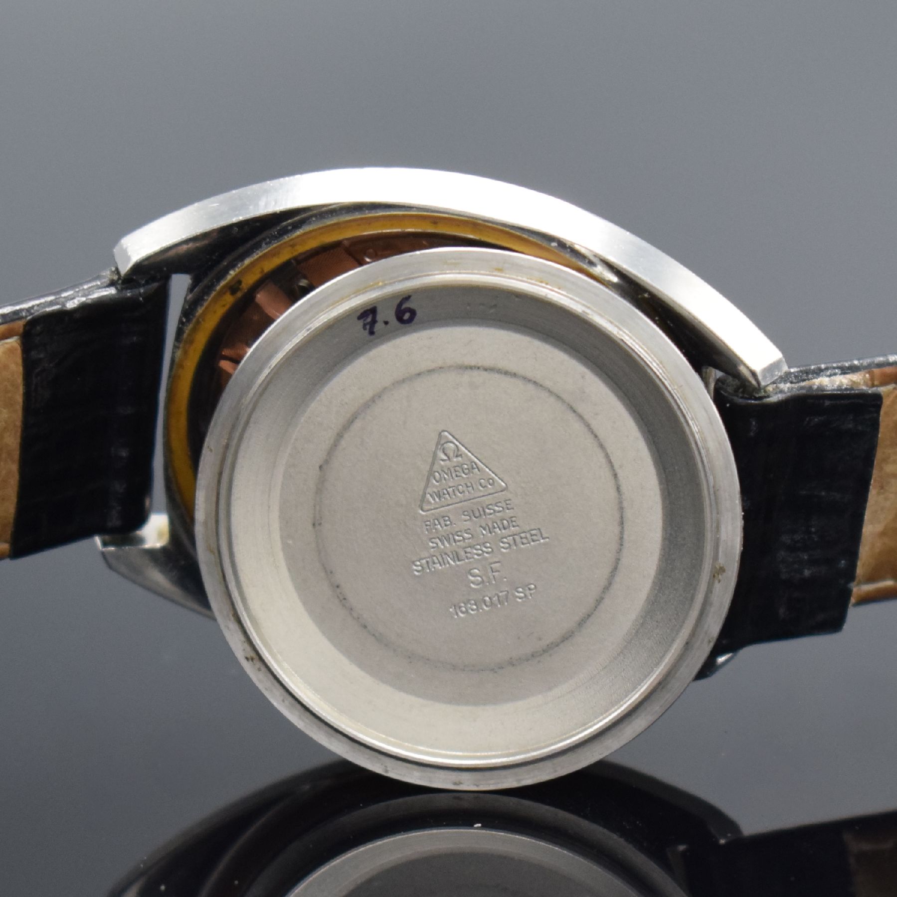 Detail h: OMEGA Constellation Chronometer Armbanduhr in Stahl Referenz 168.017 SP, Schweiz um 1969, Automatik, Boden m. Darst. Sternwarte verschr., silb. ...