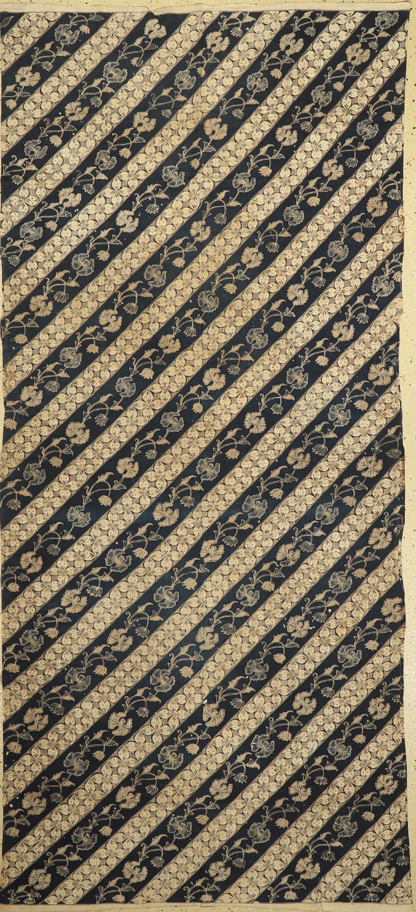 Batik Sarong, traditionelle Kleidung mit diagonalem Blumen und Ranken Muster, Indigoblau,handbedruckt, Yogyakarta, Indonesien, um 1940/50, ...