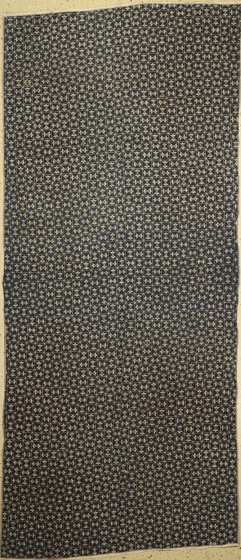 Batik Sarong, traditionelle Kleidung, Allover-Muster, Indigoblau/Braun, handbedruckt, Yogyakarta, Indonesien, um 1940/50, Baumwolle, ca. ca. 245 x ...