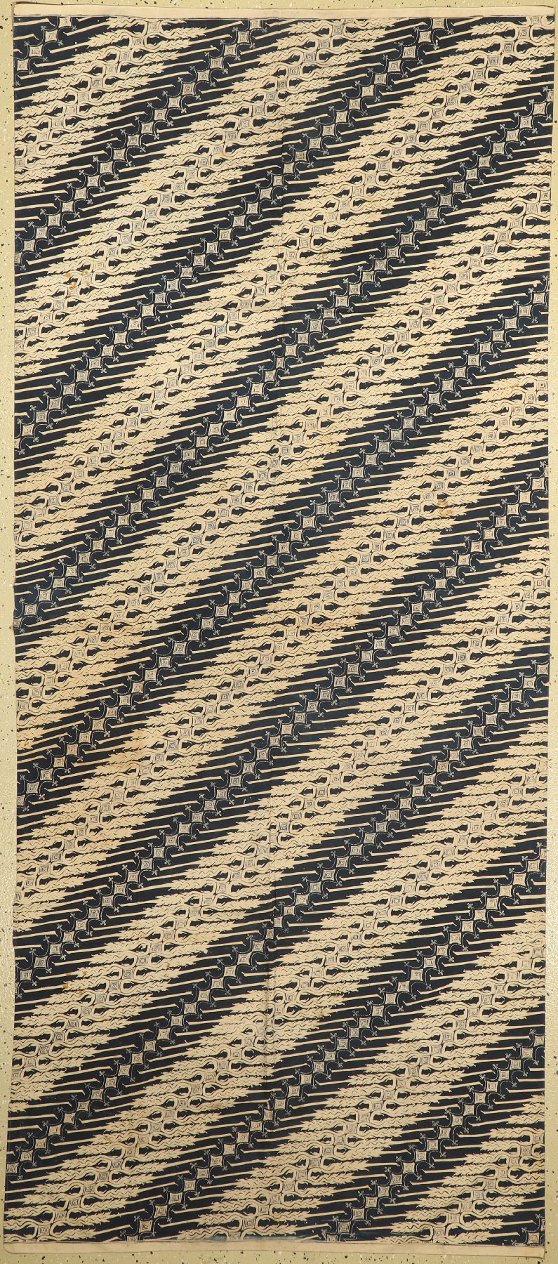 Batik Sarong, traditionelle Kleidung, diagonales Fackelmuster, Indigoblau, handbedruckt, Yogyakarta, Indonesien, um 1940/50, Baumwolle, ca. 237 x ...
