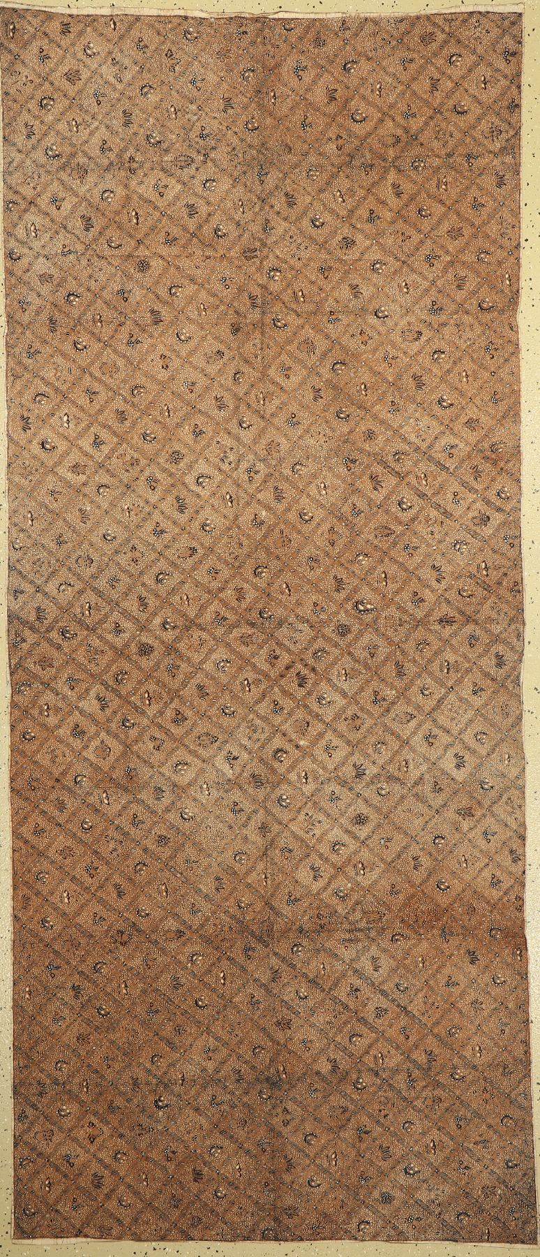 Batik Sarong, traditionelle Kleidung, Allover-Muster mit Knospen, Vögeln Blättern, Indigoblau/Braun, handbedruckt, Yogyakarta, Indonesien, um ...