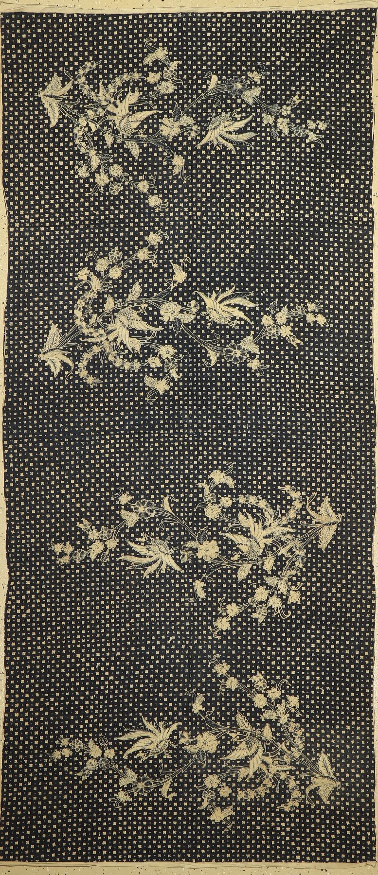 Batik Sarong, traditionelle Kleidung, Allover-Muster mit Blumen und Pflanzen, handbedruckt, Indigoblau, Yogyakarta, Indonesien, um 1940/50, ...