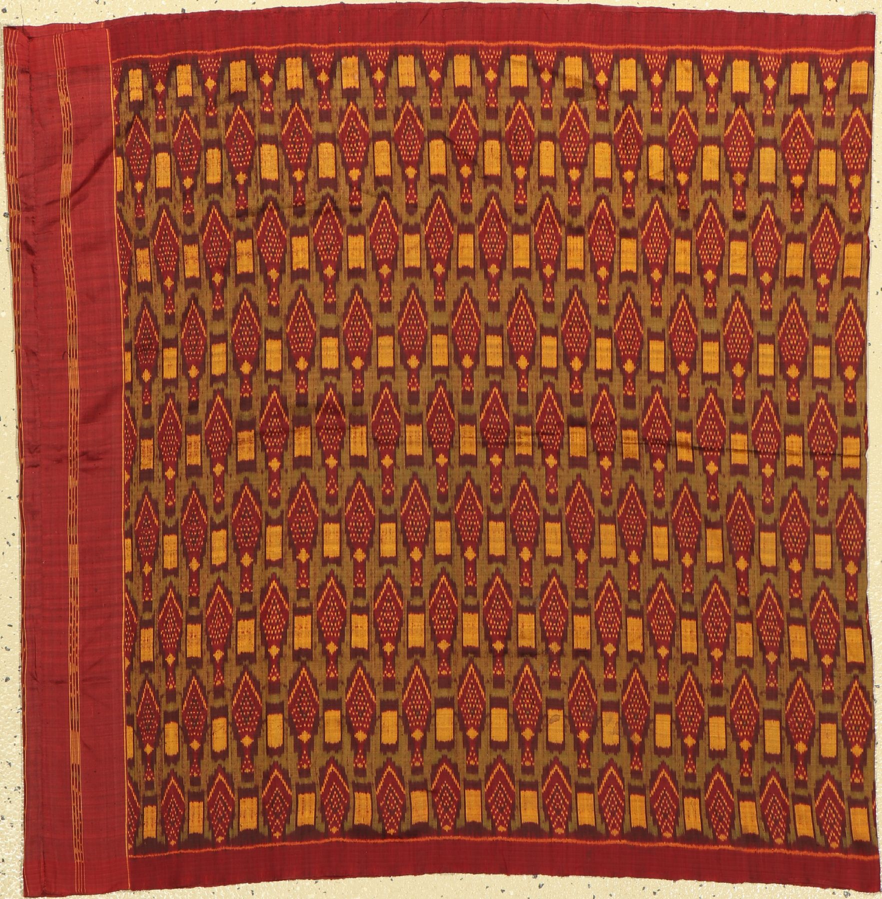 Alter Khmer Sampot, traditionelle Kleidung rot, gelb und grün gefärbt, Baum Darstellung, Phnom Penh (Kambodscha), um 1940/50, Seide handgewebt, ...