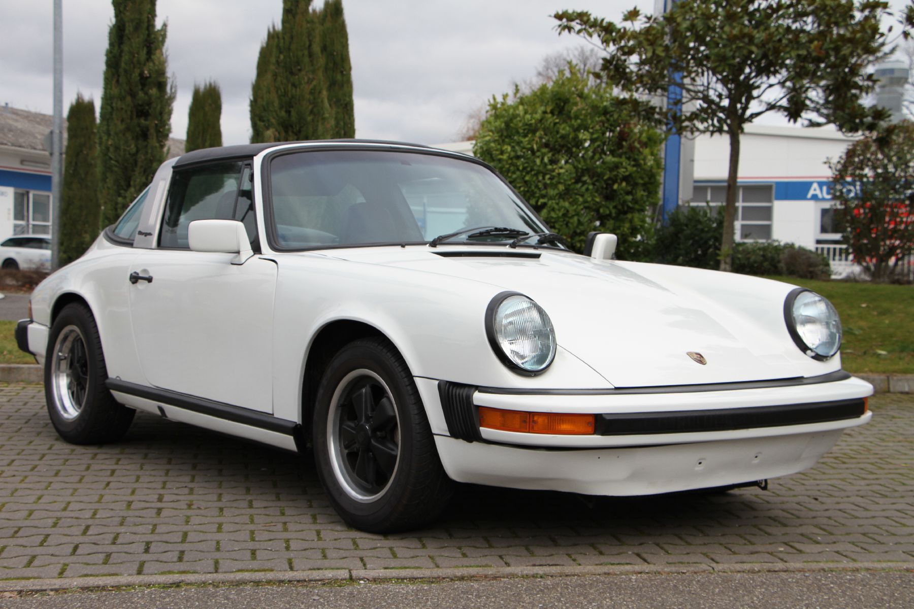 Detail a: 1974 Porsche 911 Targa 9114110930, Motor Nr.: 6141858 dieser in smartem Porsche Grand