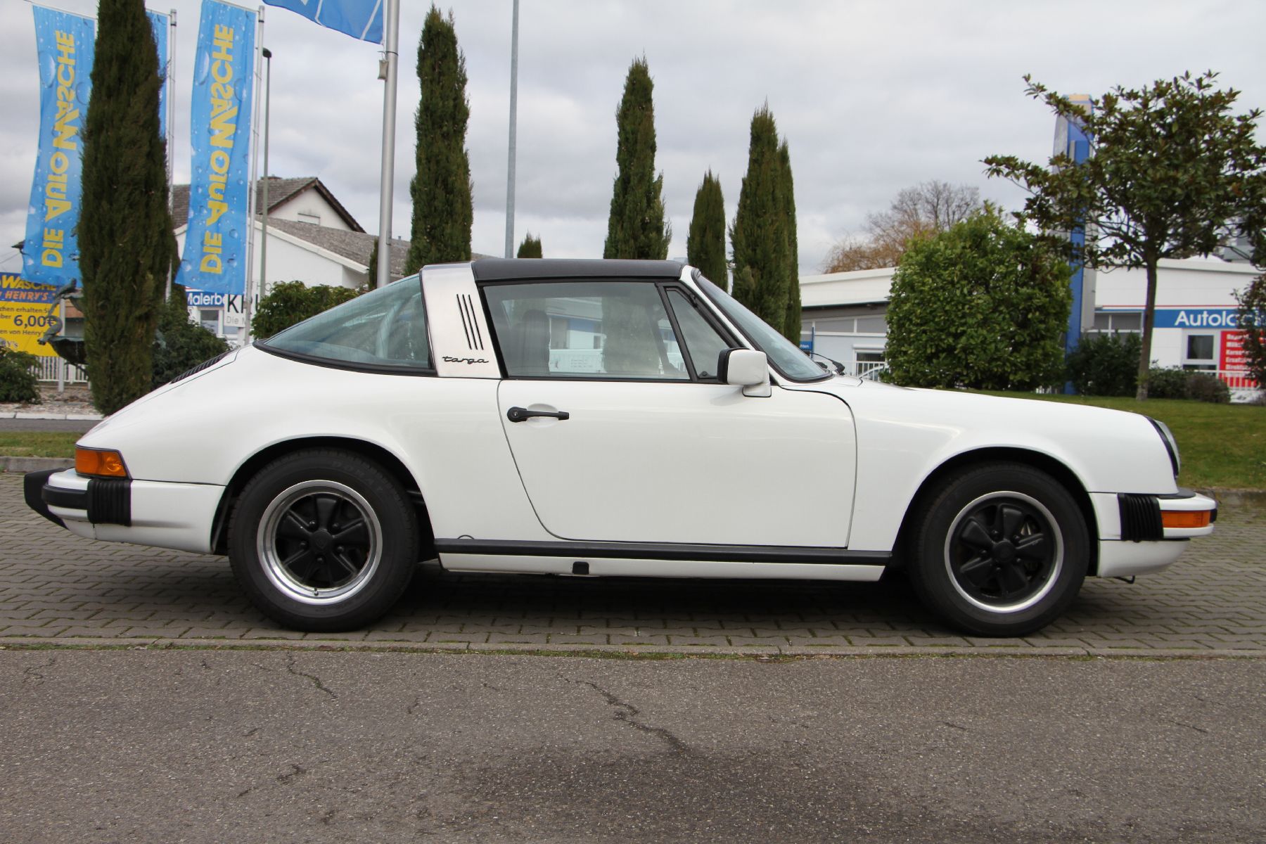 Detail b: 1974 Porsche 911 Targa 9114110930, Motor Nr.: 6141858 dieser in smartem Porsche Grand