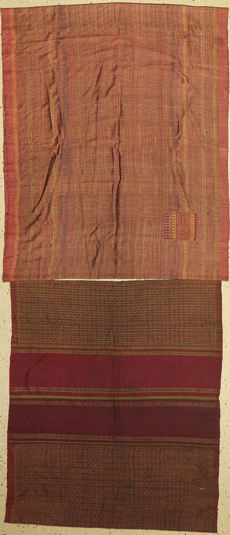 2 lots alte Khmer Sampot, traditionelle Kleidung, Phnom Penh (Kambodscha), Seide handgewebt, Naturfarben, um 1940/50, ca. 200 x 85cm, (Löcher und ...
