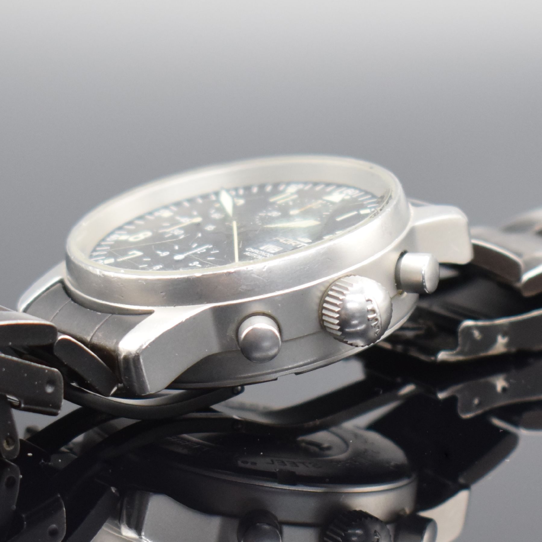 Detail e: FORTIS Flieger Armbandchronograph in Stahl, Schweiz um 1995, Automatik, Ref. 597.10.141.1, Boden verschr., orig. geschw. Fortis Gliederband m. ...