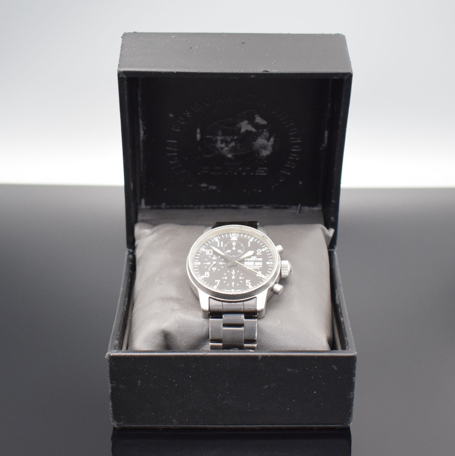 Detail g: FORTIS Flieger Armbandchronograph in Stahl, Schweiz um 1995, Automatik, Ref. 597.10.141.1, Boden verschr., orig. geschw. Fortis Gliederband m. ...