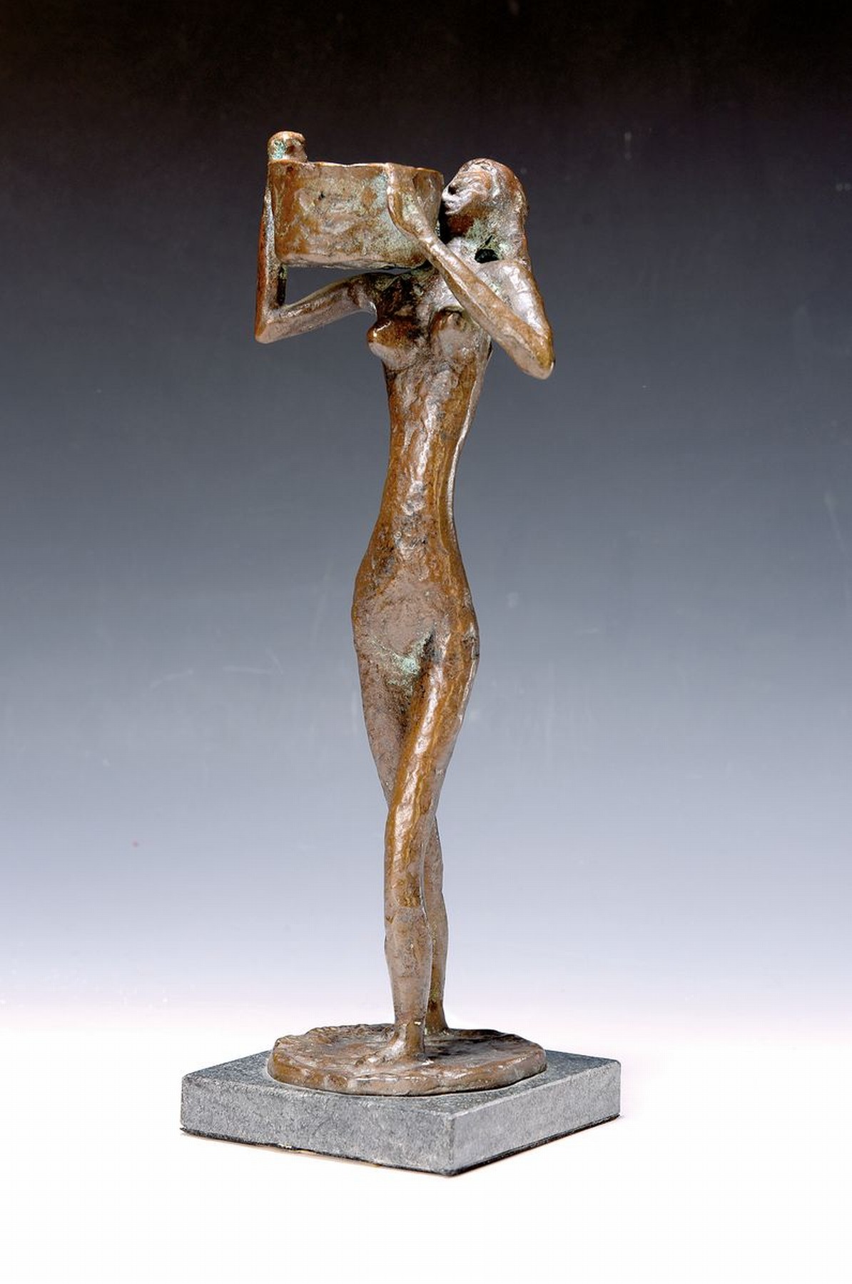 Young Joo Kim, Künstler des 20.Jh., Bronzeskulptur, Wasserträgerin, am Fuß signiert, Ed. 56/499, auf Granitsockel, Kneer Collection H. ca. 34 cm