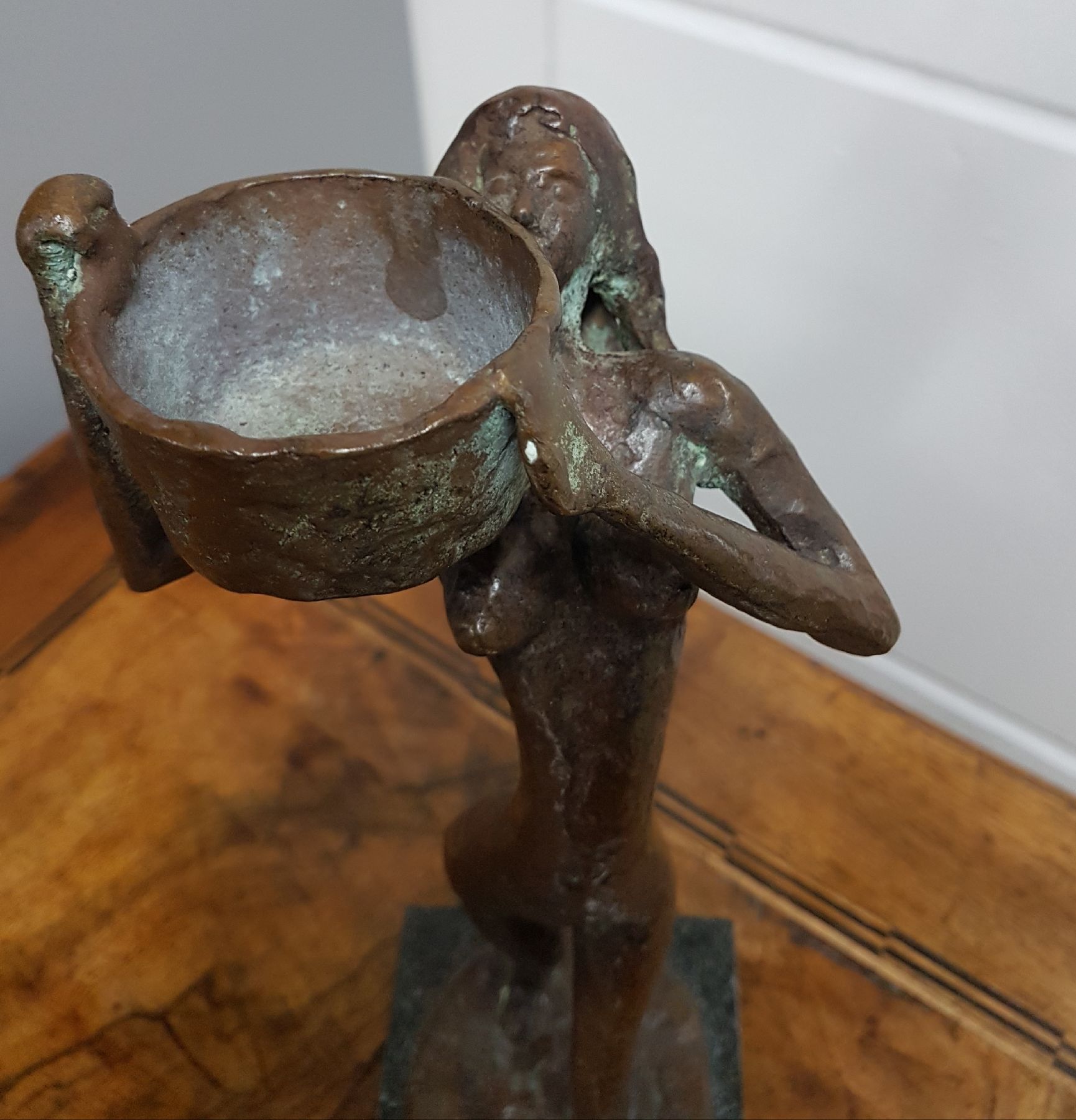 Detail a: Young Joo Kim, Künstler des 20.Jh., Bronzeskulptur, Wasserträgerin, am Fuß signiert, Ed. 56/499, auf Granitsockel, Kneer Collection H. ca. 34 cm
