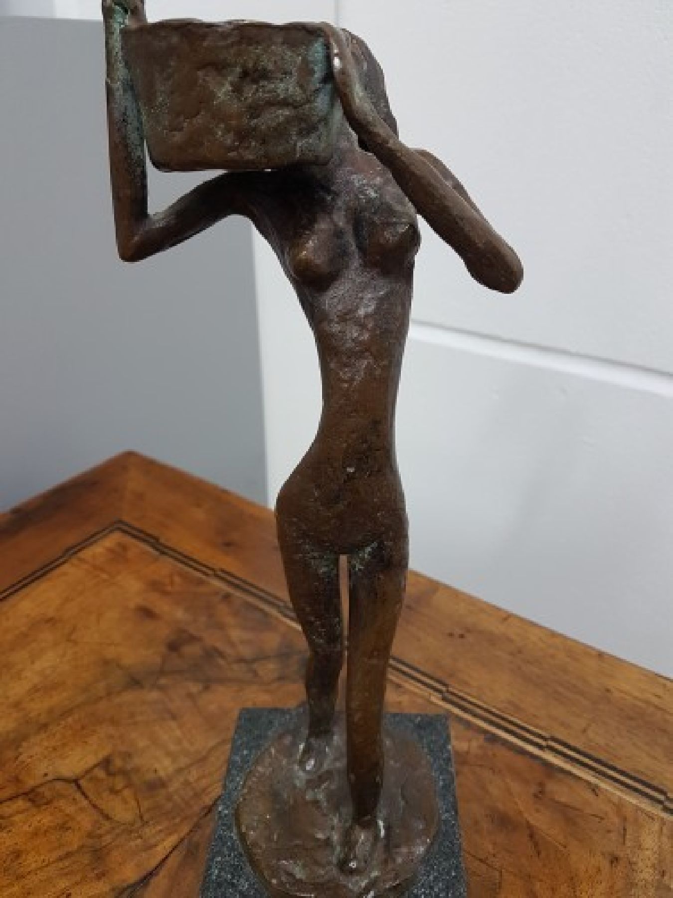 Detail b: Young Joo Kim, Künstler des 20.Jh., Bronzeskulptur, Wasserträgerin, am Fuß signiert, Ed. 56/499, auf Granitsockel, Kneer Collection H. ca. 34 cm