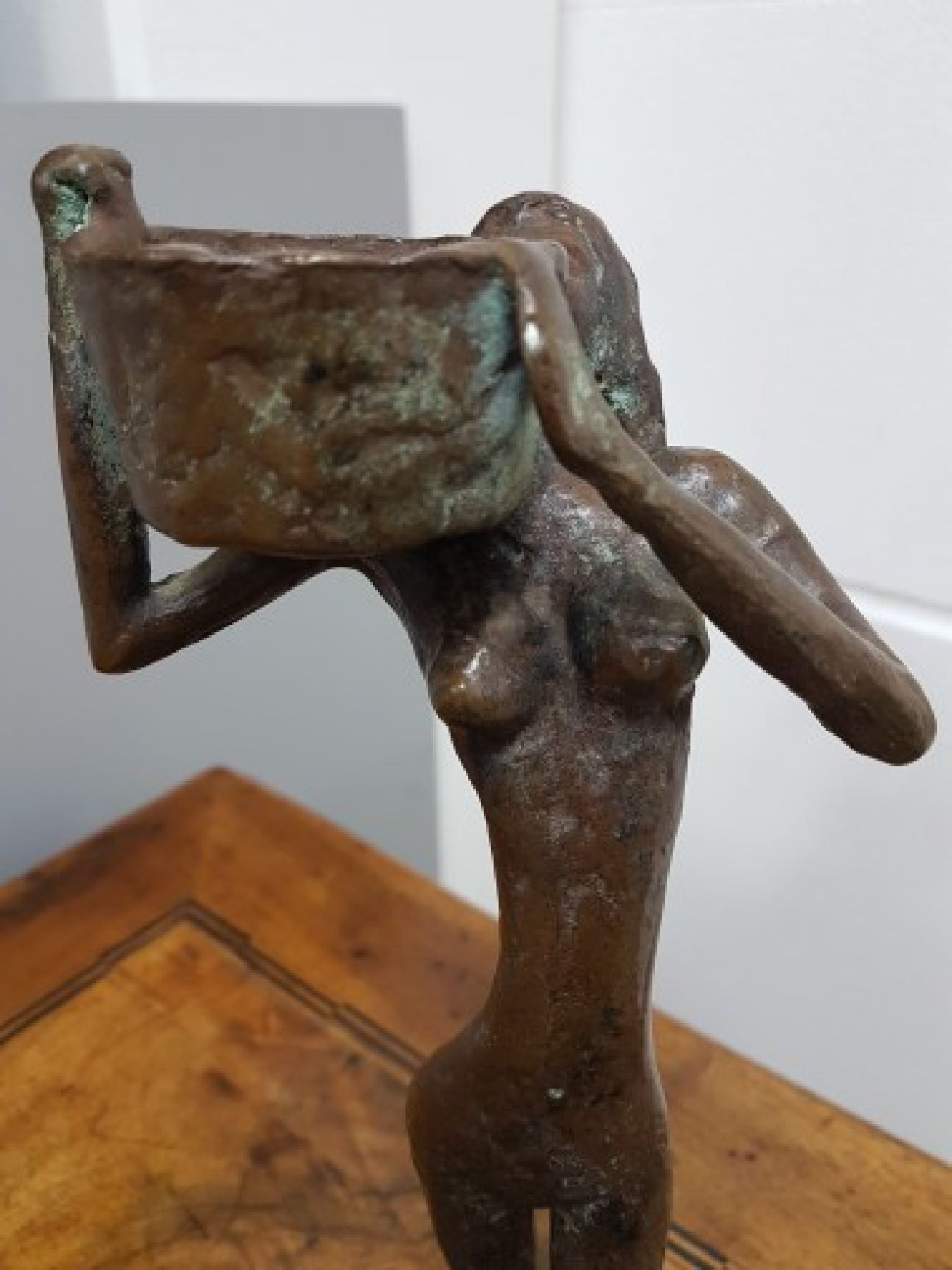 Detail c: Young Joo Kim, Künstler des 20.Jh., Bronzeskulptur, Wasserträgerin, am Fuß signiert, Ed. 56/499, auf Granitsockel, Kneer Collection H. ca. 34 cm