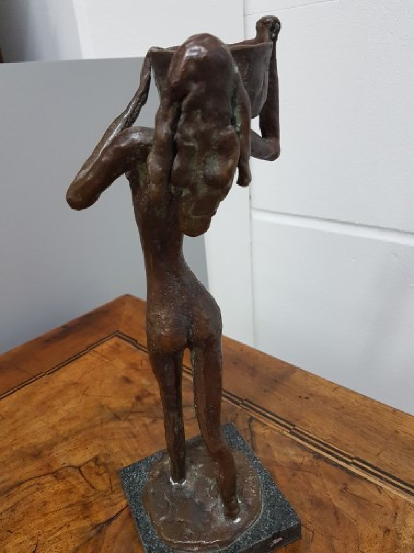 Detail d: Young Joo Kim, Künstler des 20.Jh., Bronzeskulptur, Wasserträgerin, am Fuß signiert, Ed. 56/499, auf Granitsockel, Kneer Collection H. ca. 34 cm