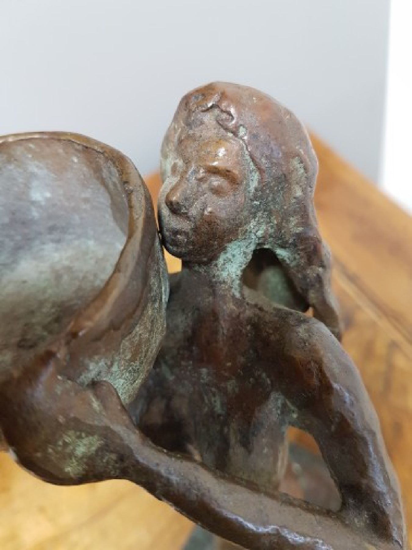 Detail e: Young Joo Kim, Künstler des 20.Jh., Bronzeskulptur, Wasserträgerin, am Fuß signiert, Ed. 56/499, auf Granitsockel, Kneer Collection H. ca. 34 cm