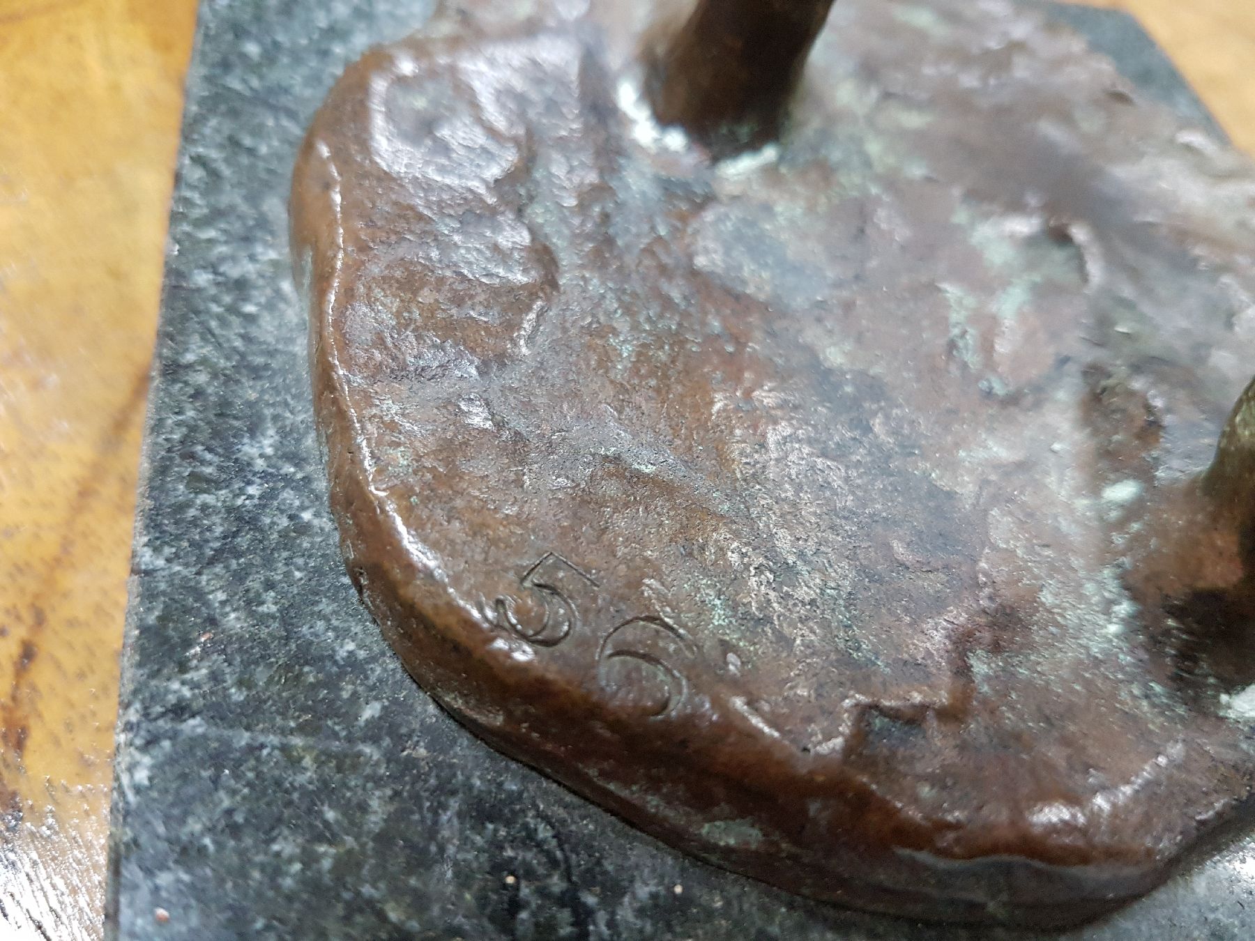 Detail f: Young Joo Kim, Künstler des 20.Jh., Bronzeskulptur, Wasserträgerin, am Fuß signiert, Ed. 56/499, auf Granitsockel, Kneer Collection H. ca. 34 cm