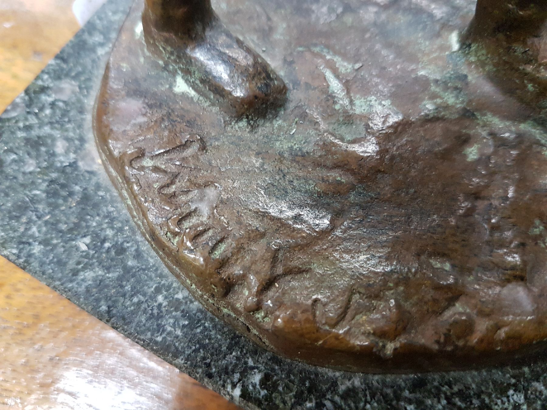 Detail g: Young Joo Kim, Künstler des 20.Jh., Bronzeskulptur, Wasserträgerin, am Fuß signiert, Ed. 56/499, auf Granitsockel, Kneer Collection H. ca. 34 cm