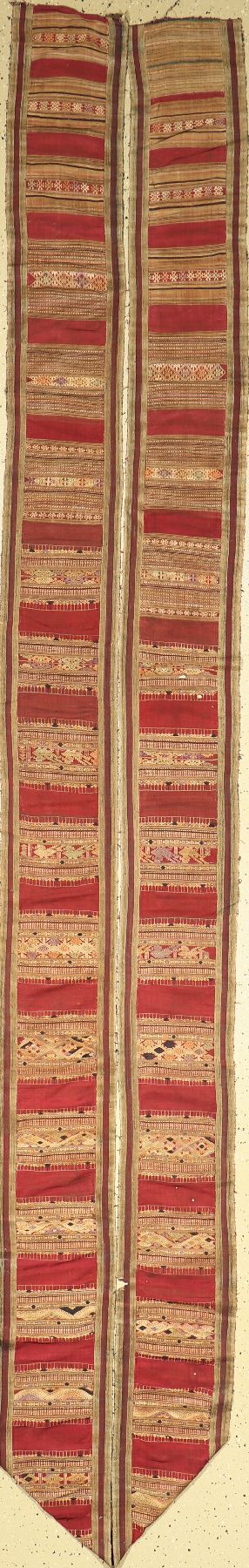 Besticktes Seidenband für Moskitonetz, handbestickt und gefärbt, Laos, um 1940/50, ca. 725 x 25 cm, schöne Details, (einige Risse und Lcher)
