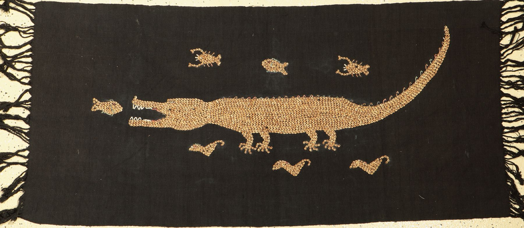 Baumwollstoff, traditionelle Kleidung, Sumba (Indonesien), um 1940/50, ca. 136 x 65 cm, Baumwolle, handgewebt mit farbigen Kaurimuscheln bestickt, ...
