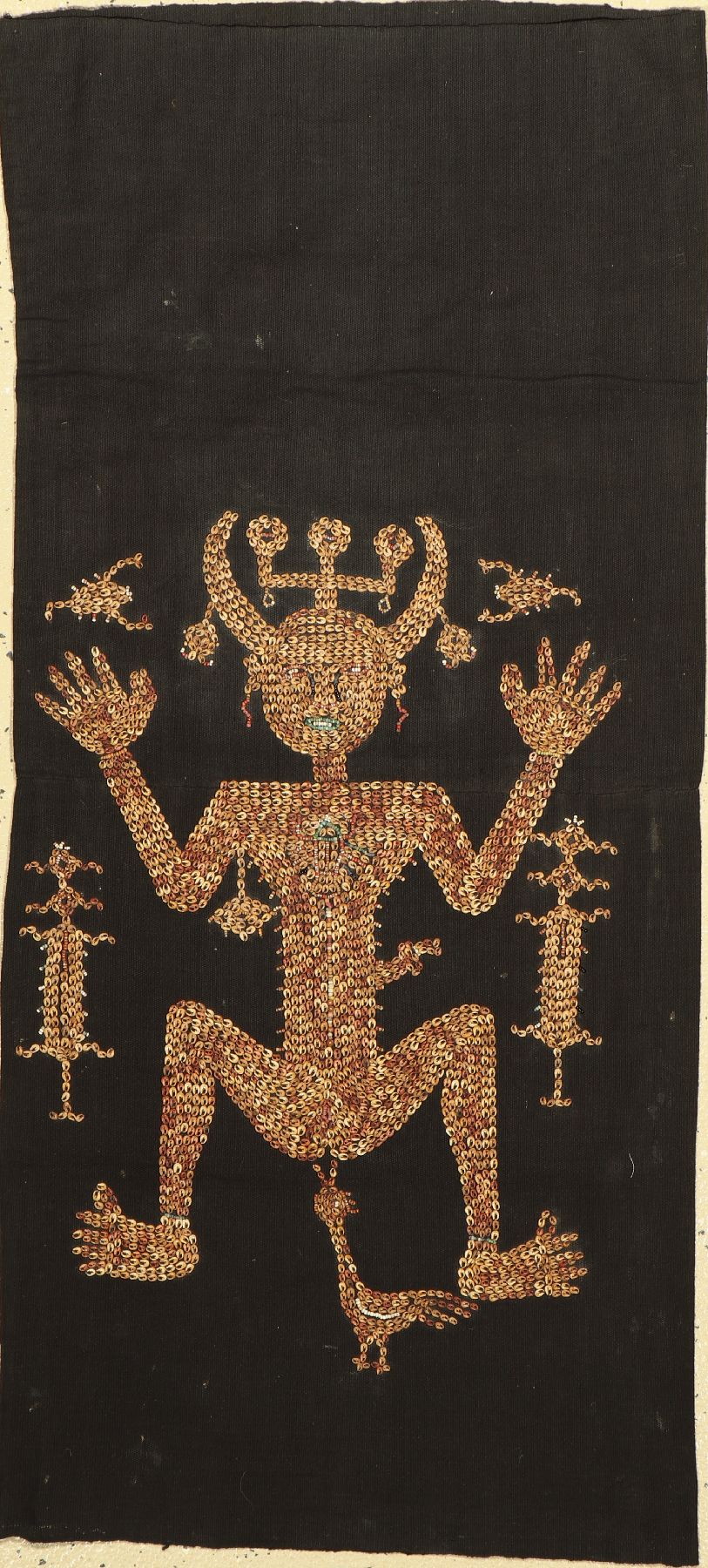 Tubular Kleid (Rohrförmig), traditionelle Kleidung, Sumba (Indonesien), um 1940/50, ca. 122 x 58 cm, Baumwolle, handgewebt mit Kaurimuschln ...