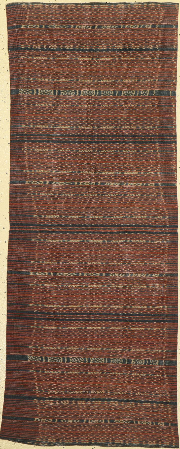 Tubular Kleid (Rohrförmig), traditionelle Kleidung, Sumba (Indonesien), um 1940/50, ca. 160 x 60 cm, Baumwolle, hand-gewebt/gefärbt, schmale ...