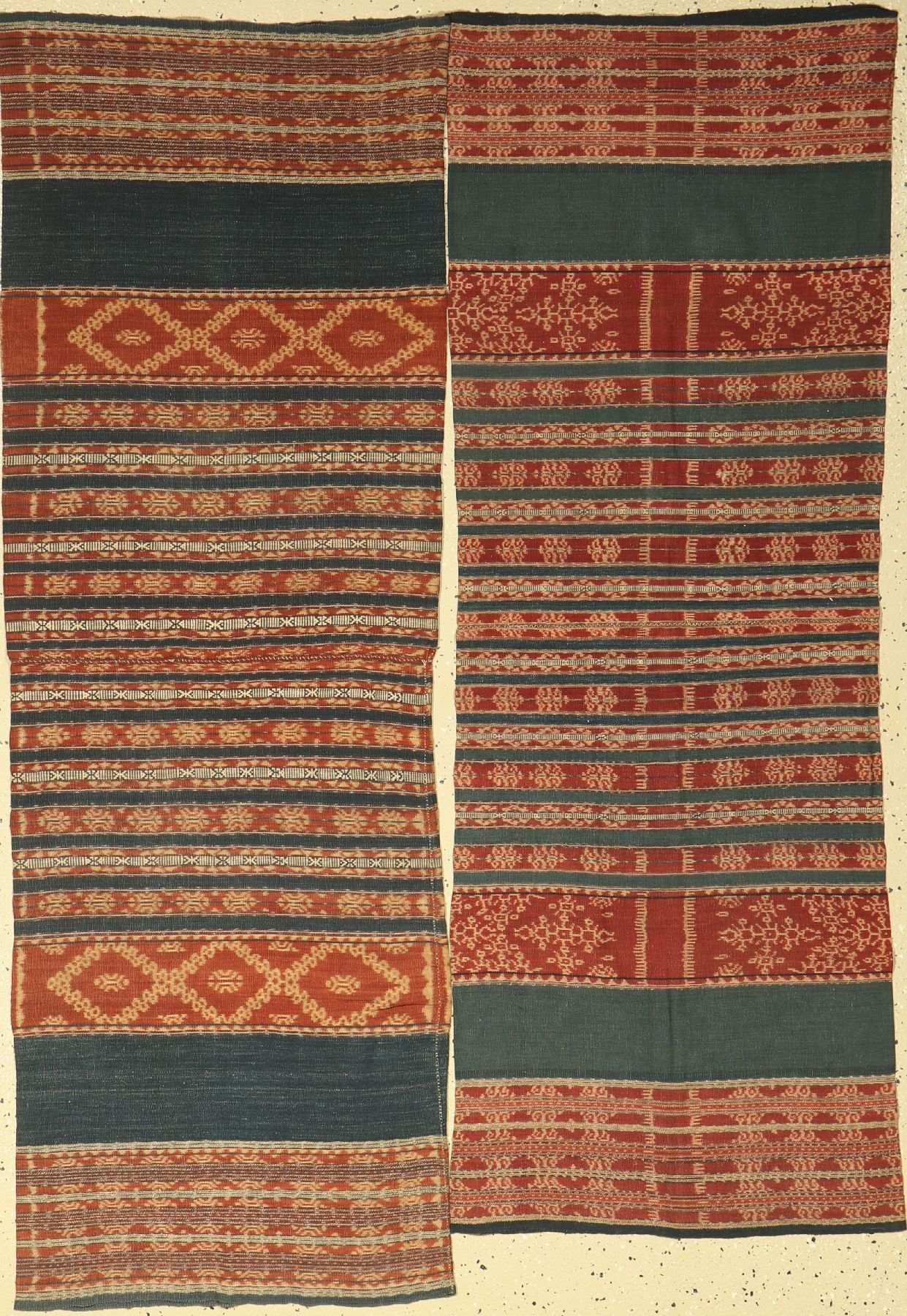 2 lots Tubular Kleid (Rohrförmig), traditionelle Kleidung, Sumba (Indonesien), um 1940/50, ca. 160 x 55cm und 155 x 55cm, Baumwolle, ...