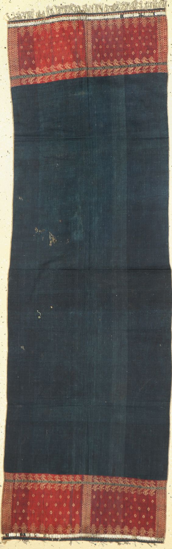 Traditioneller Schal, Sumatra (Indonesien), um 1930, ca. 150 x 50cm, Baumwolle, handgewebt und bestickt mit Metaleinlagen, gebraucht (Flecken, ...