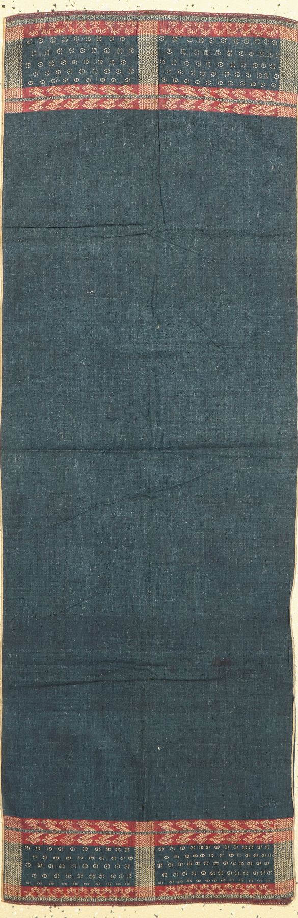 Traditioneller Schal, Sumatra (Indonesien), um 1940/50, ca. 140 x 50 cm, Baumwolle, handgewebt bestickt, gebraucht (kleine Löcher)