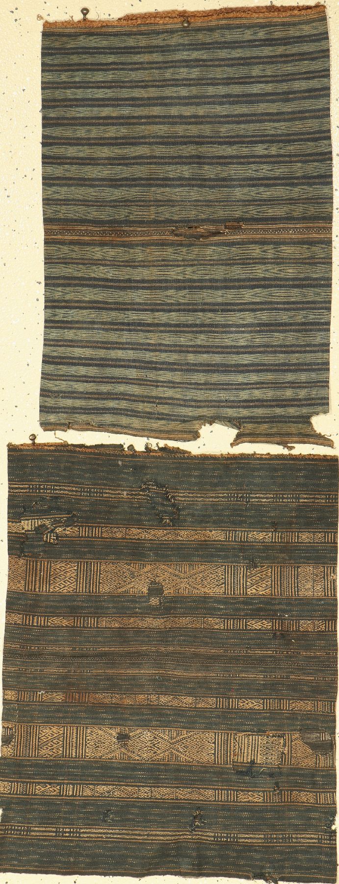 2 lots Webrock, traditionelle Kleidung, Borneo, um 1930, ca. 70 x 45 cm, Baumwolle gewebt, gebraucht (Löcher und Reparaturen)