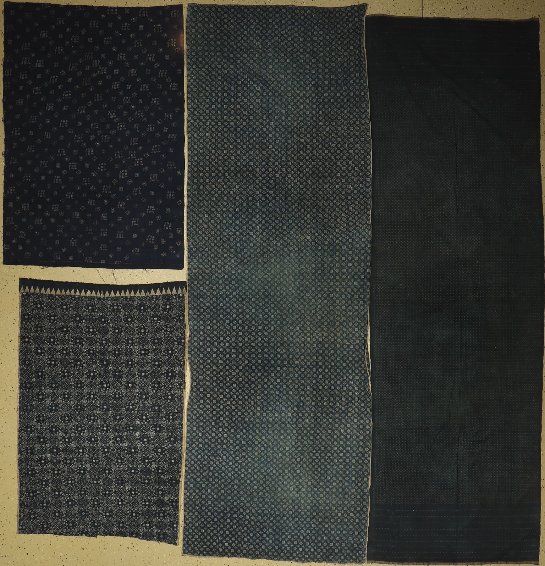 4 lots Batik Baumwollstoff, Java (Indonesien), um 1950, 2x ca. 280 x 90 cm, 2x ca.130 x 85 cm (Fragmente), Baumwolle, handgewebt, Indigoblau, ...