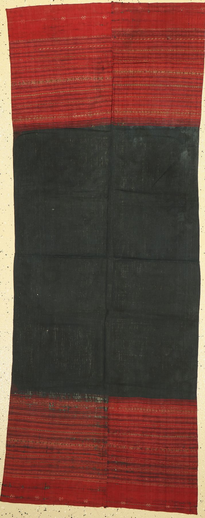 Traditioneller Schal, Sumatra (Indonesien), um 1930, ca. 200 x 75 cm, Baumwolle, handgewebt mit Metallbestickt, gebraucht (Löcher)